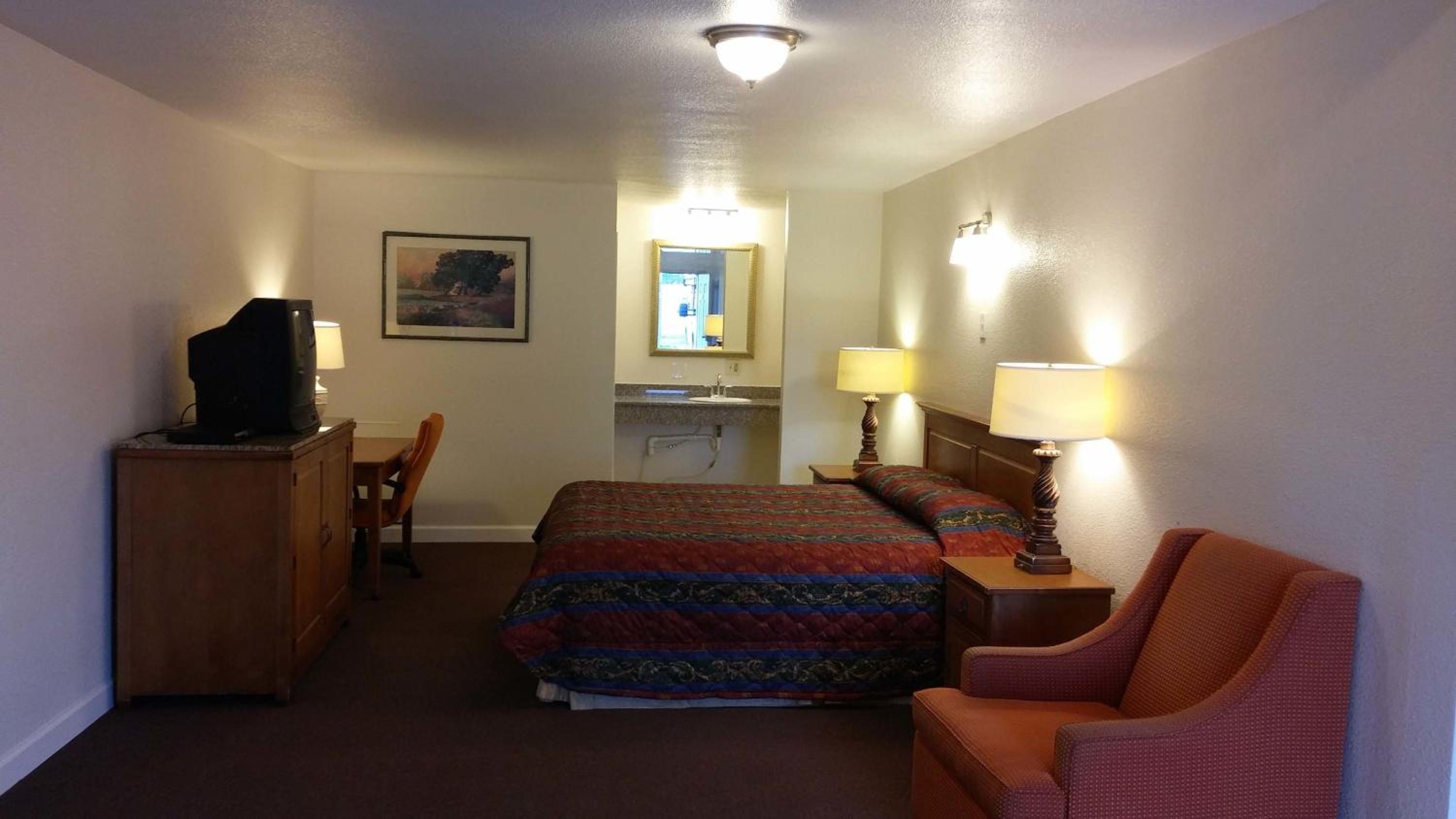 Standard Single Room with One King Bed photo 1