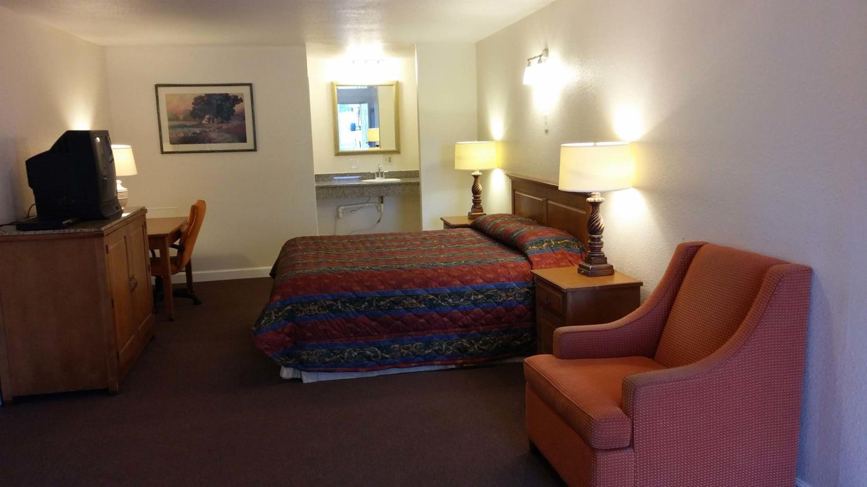 Standard Single Room with One King Bed photo 2