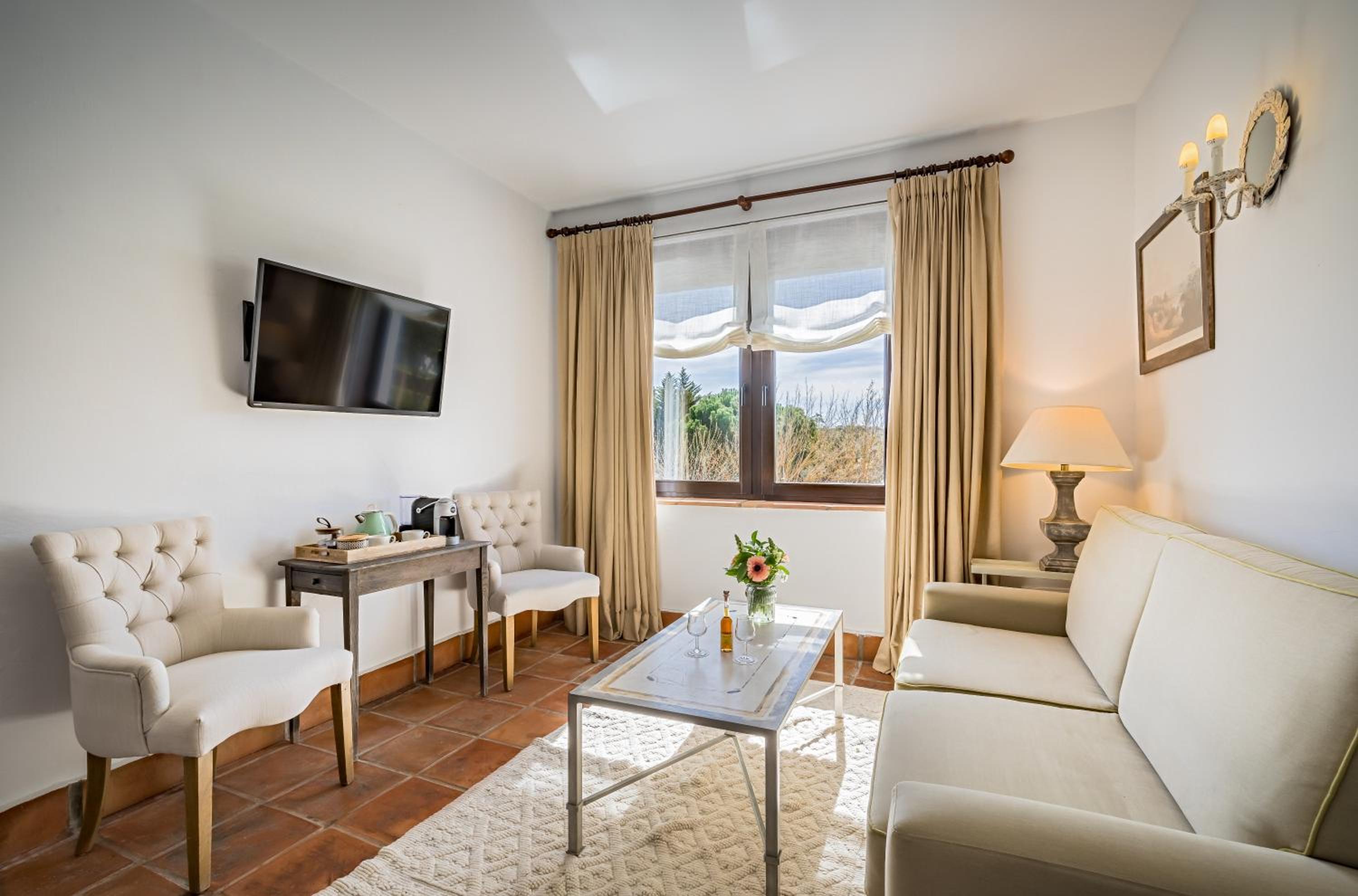 Suite Junior con Balcón o Terraza (2 Adultos + 1 Niño) Suite Junior con Balcón o Terraza (2 Adultos + 1 Niño)
