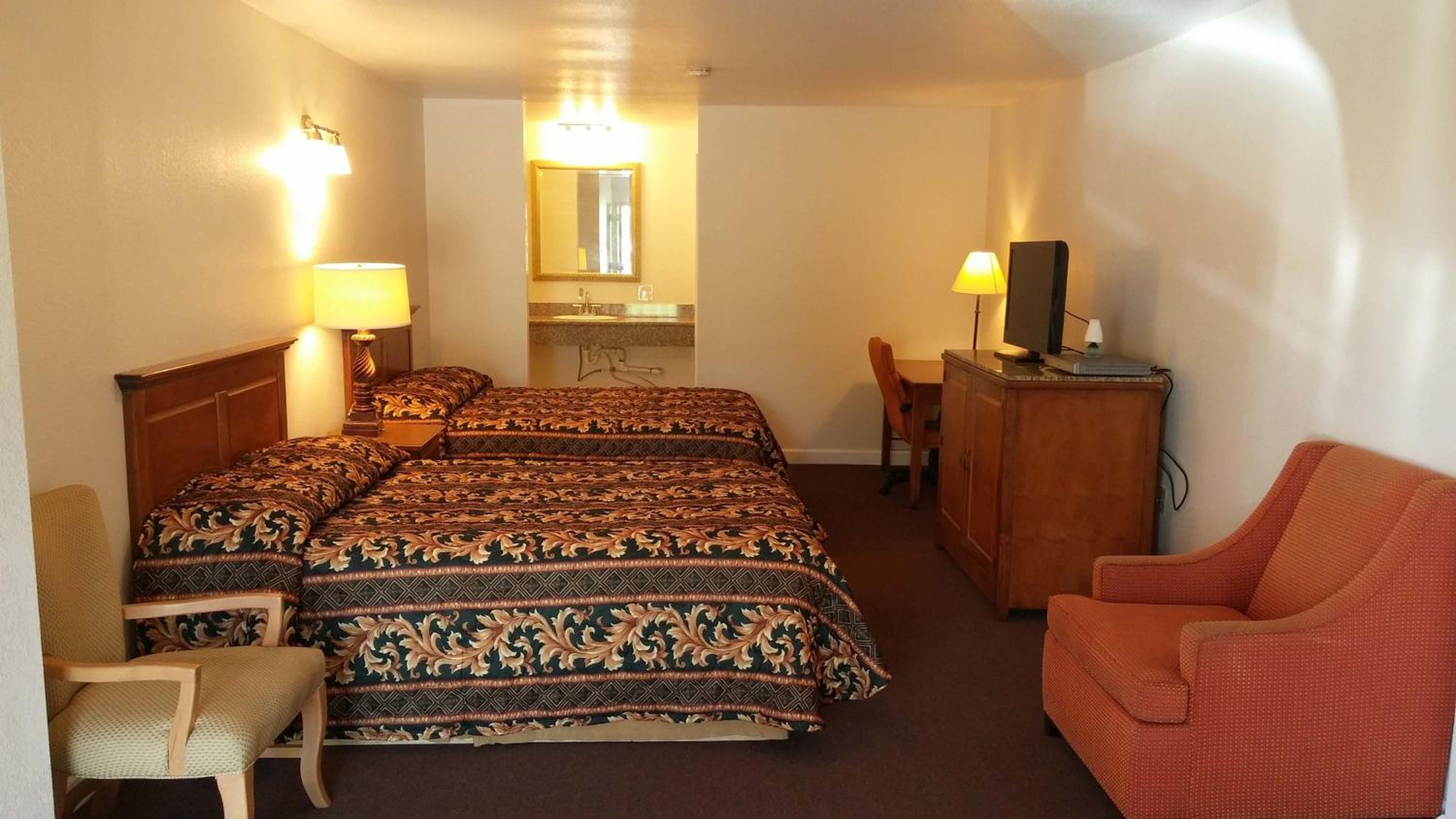 Deluxe Queen Room with Two Queen Beds photo 1