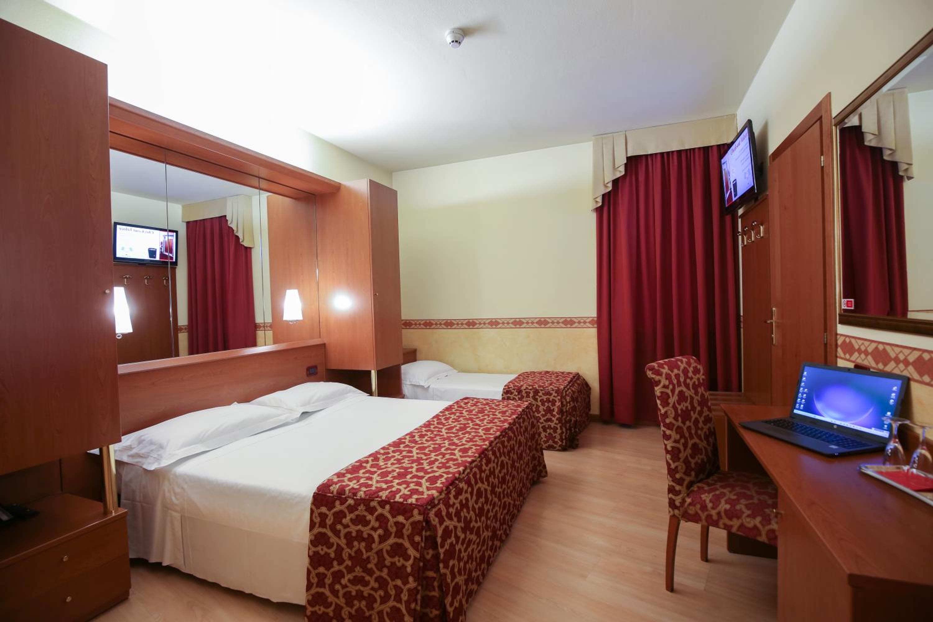 Double Room - Photo 8