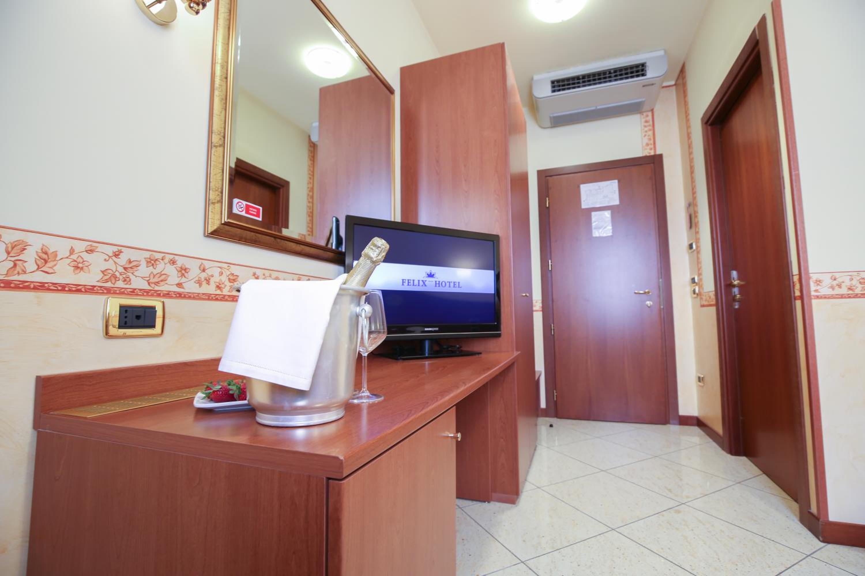 Twin Room - Photo 1