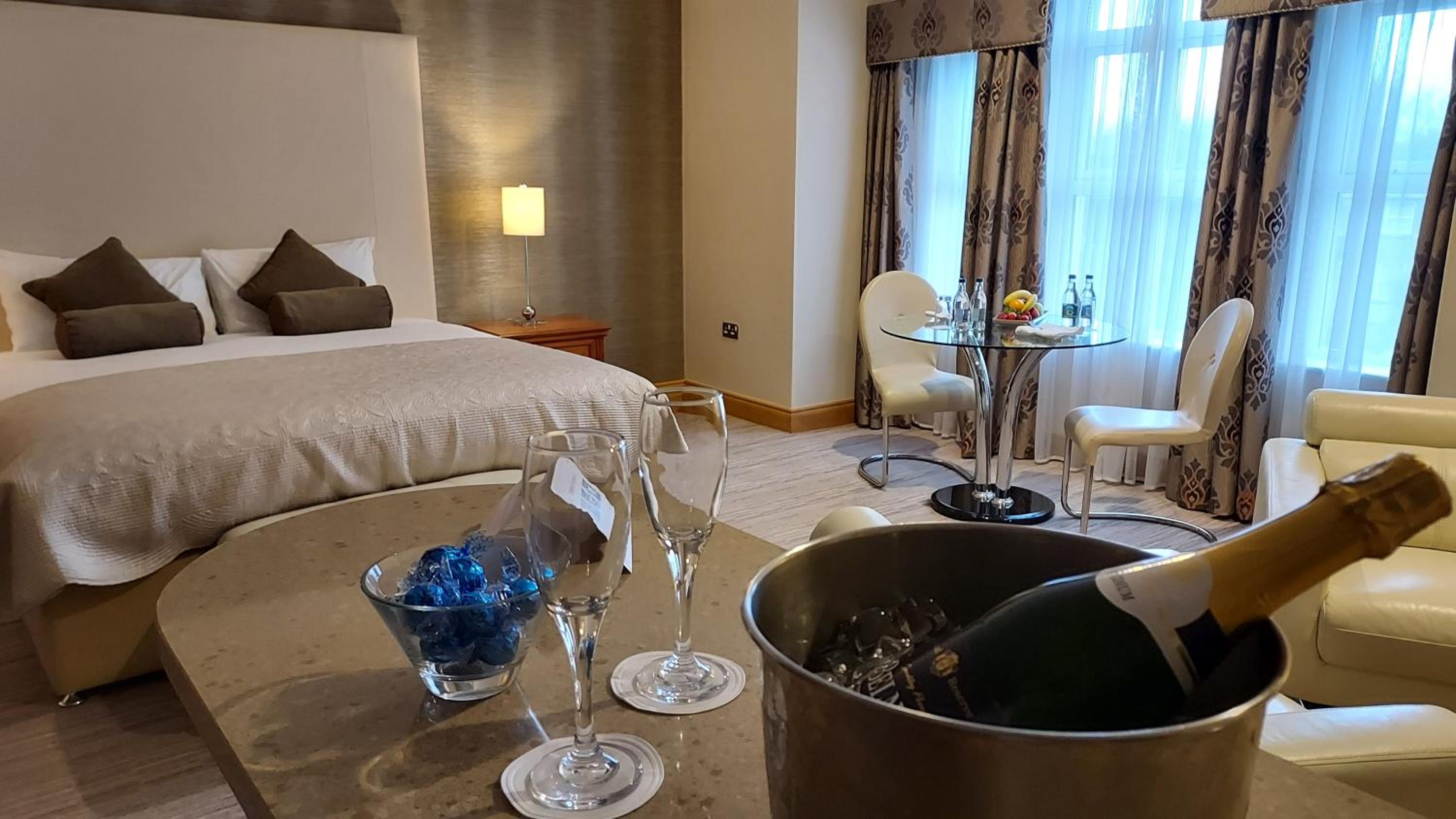 Suite - Photo 1