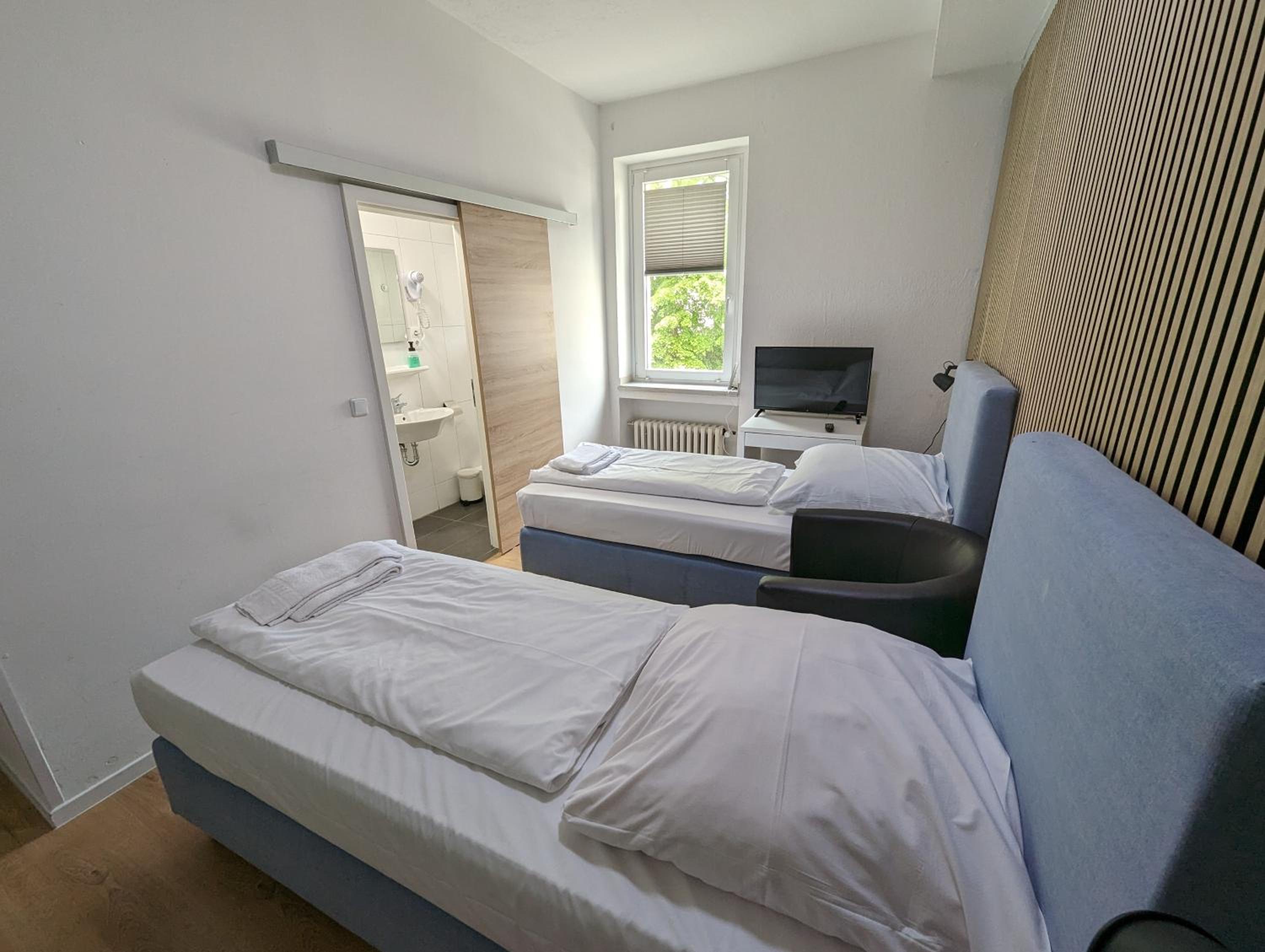Twin Room - Photo 11