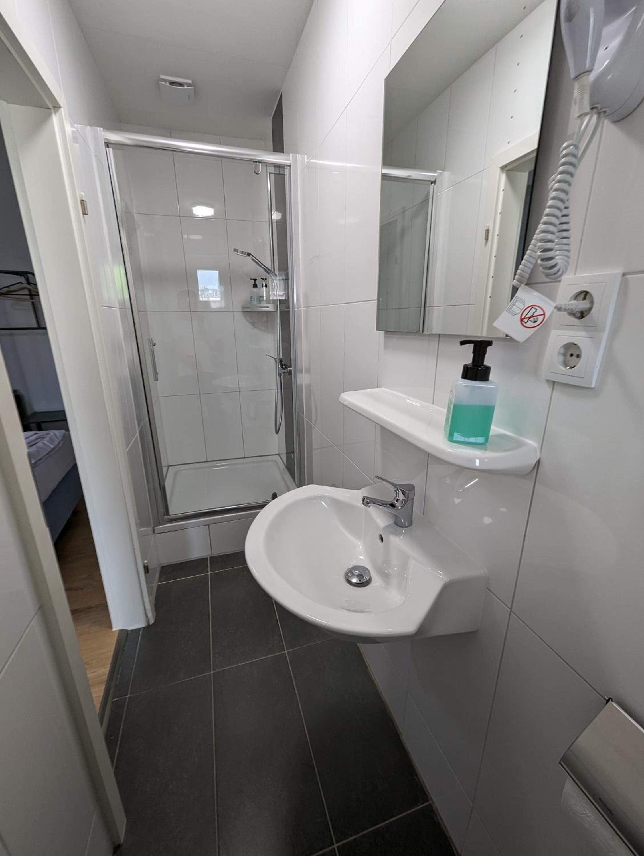Twin Room - Photo 4
