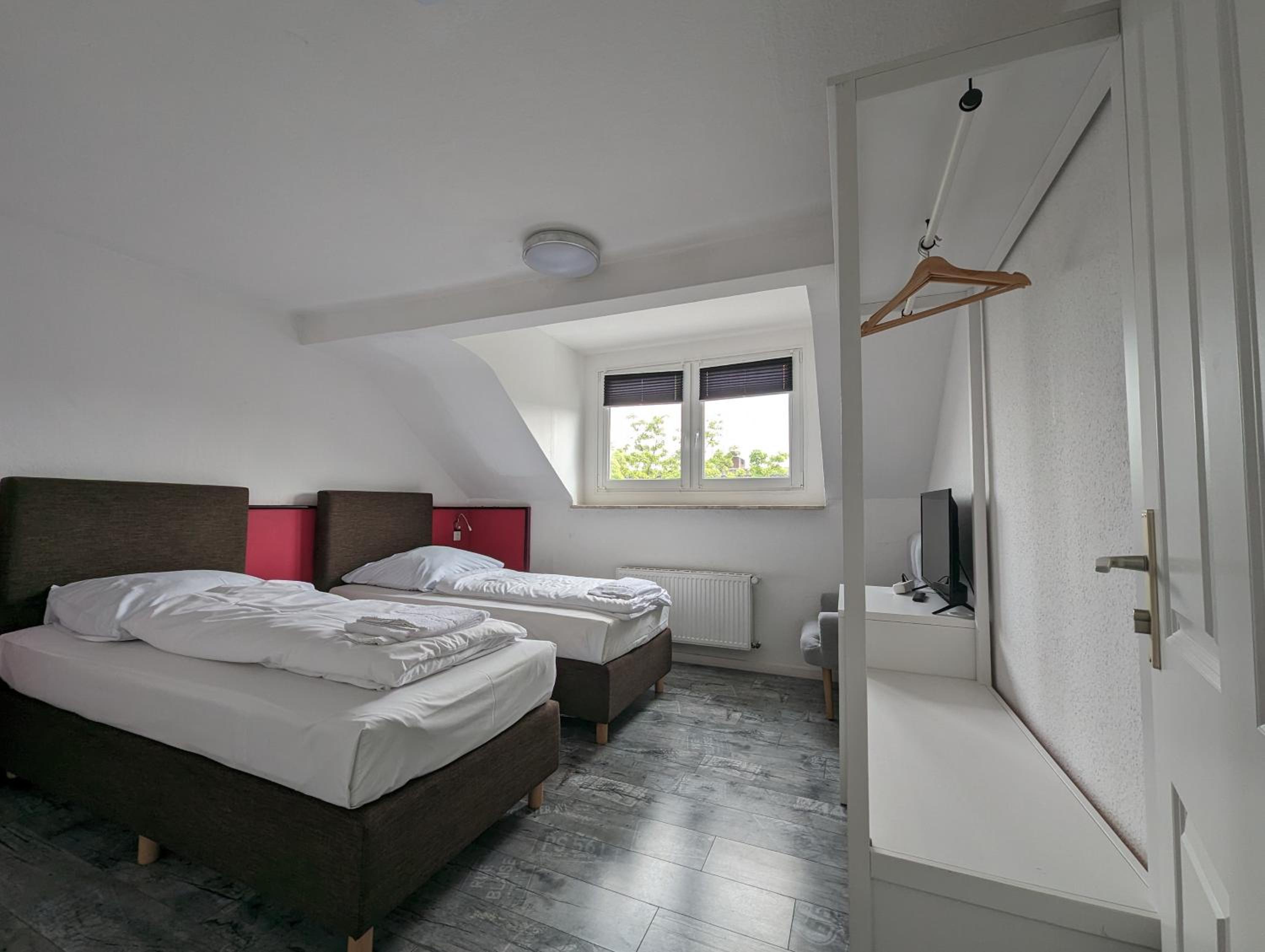 Twin Room - Photo 3