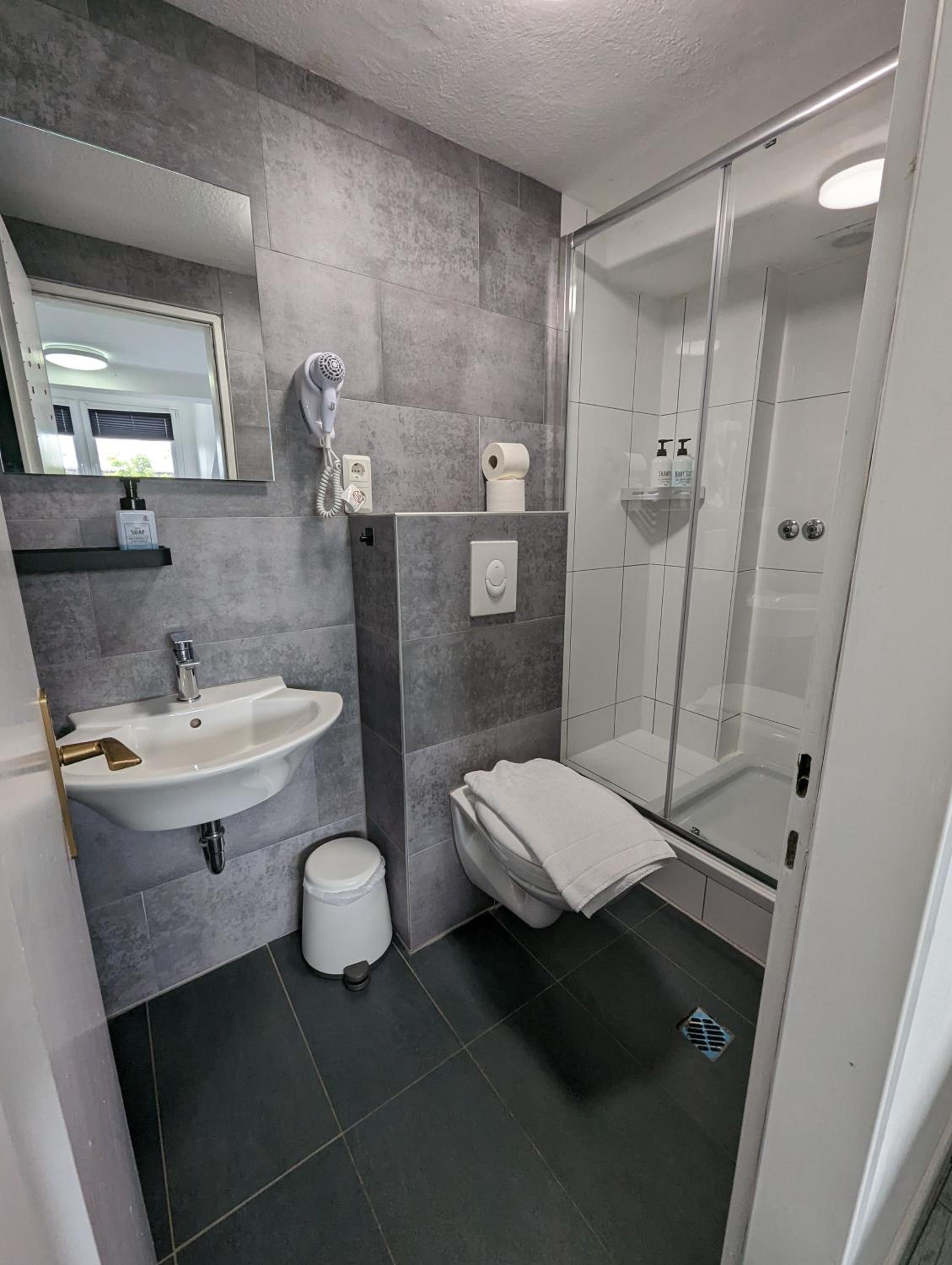 Twin Room - Photo 2
