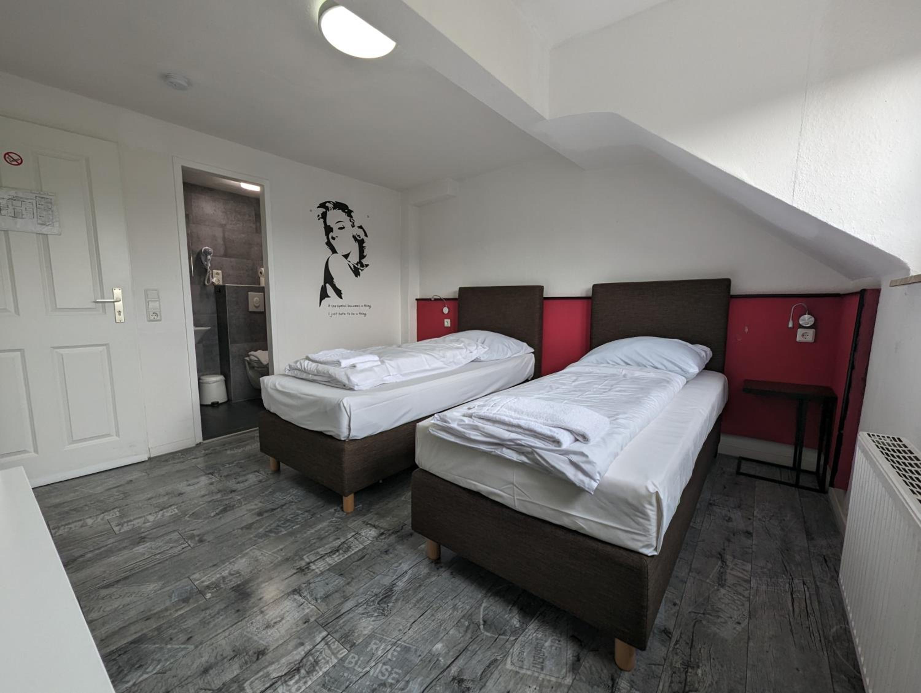 Twin Room - Photo 12