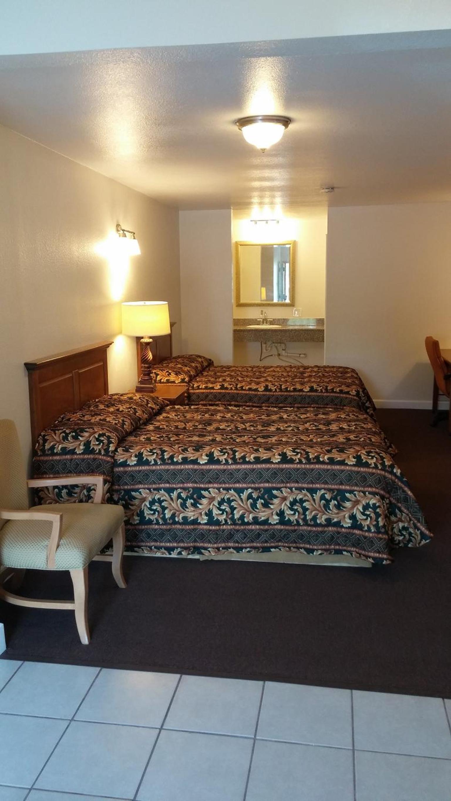 Deluxe Queen Room with Two Queen Beds photo 3