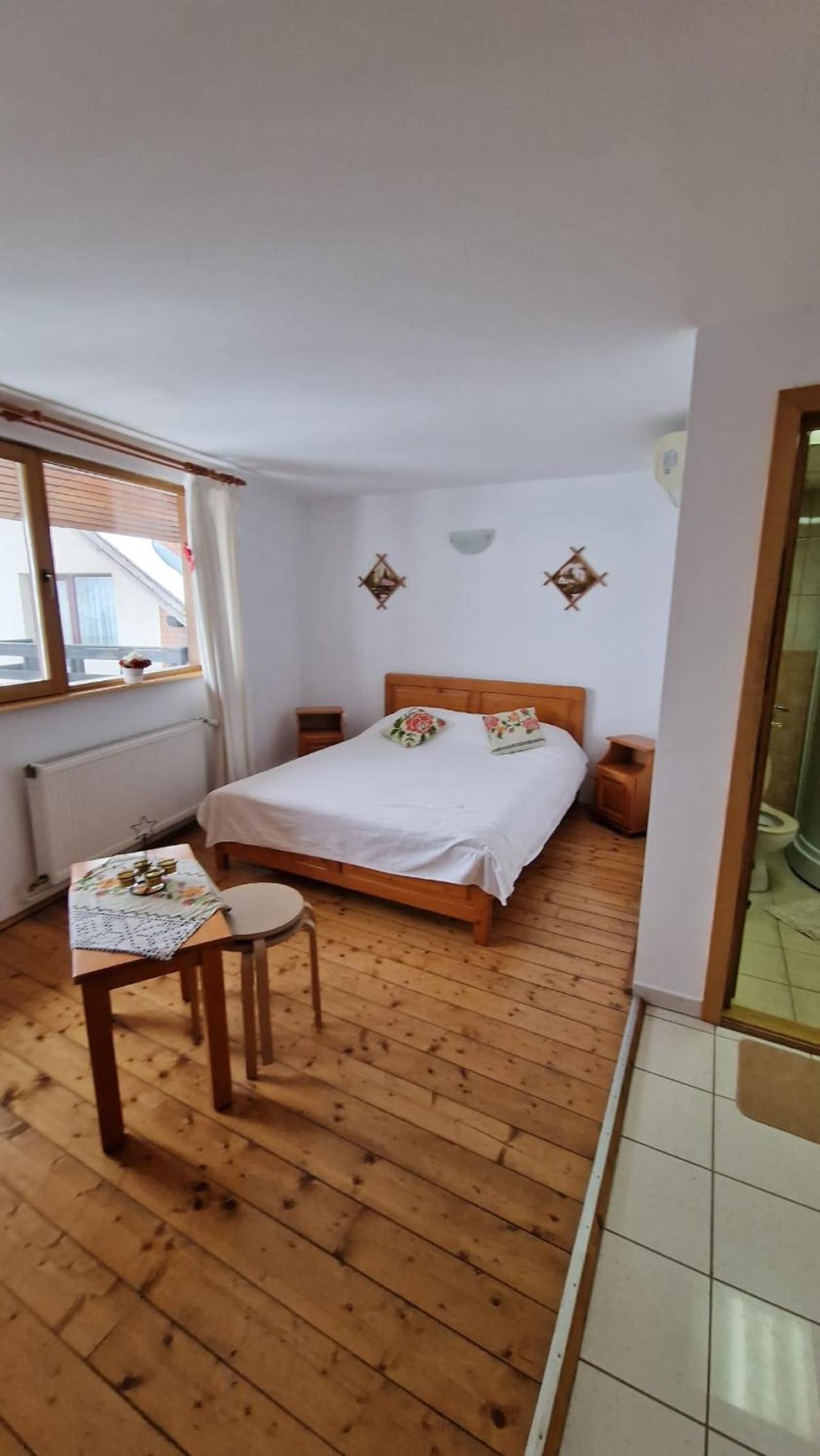 Double Room - Photo 5