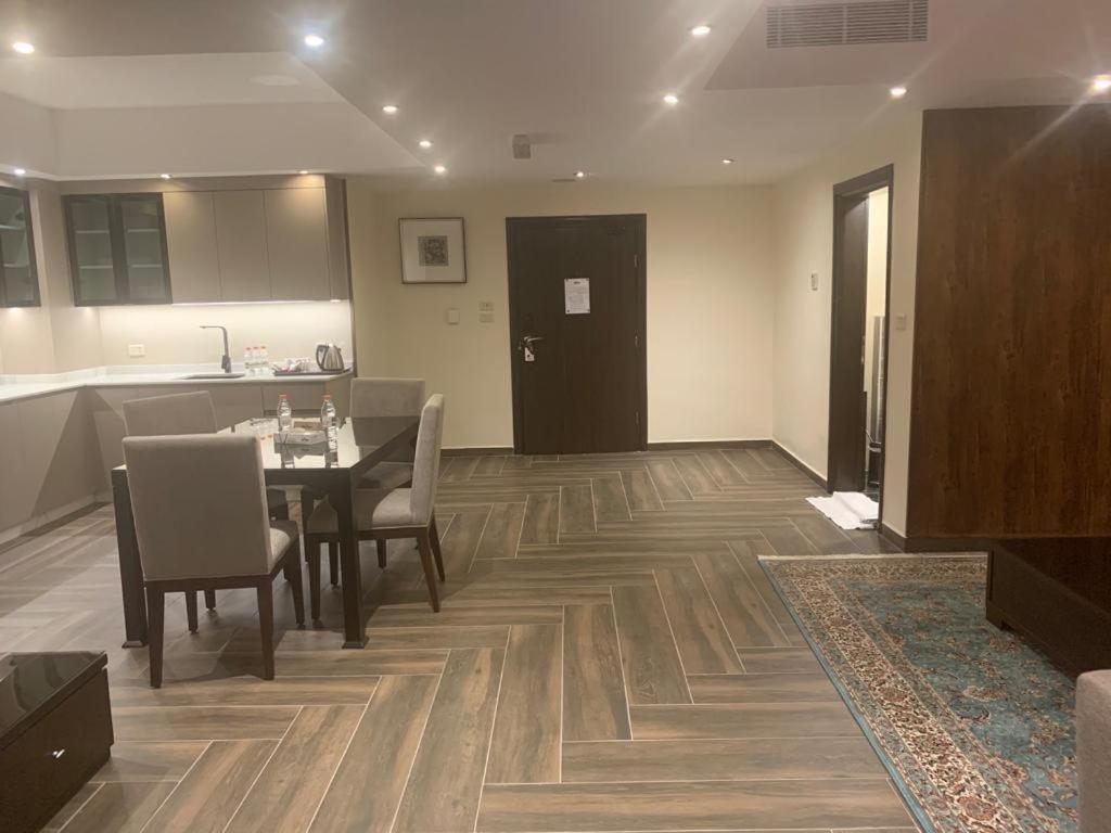 ROYAL TWO BEDROOM SUITE photo 3