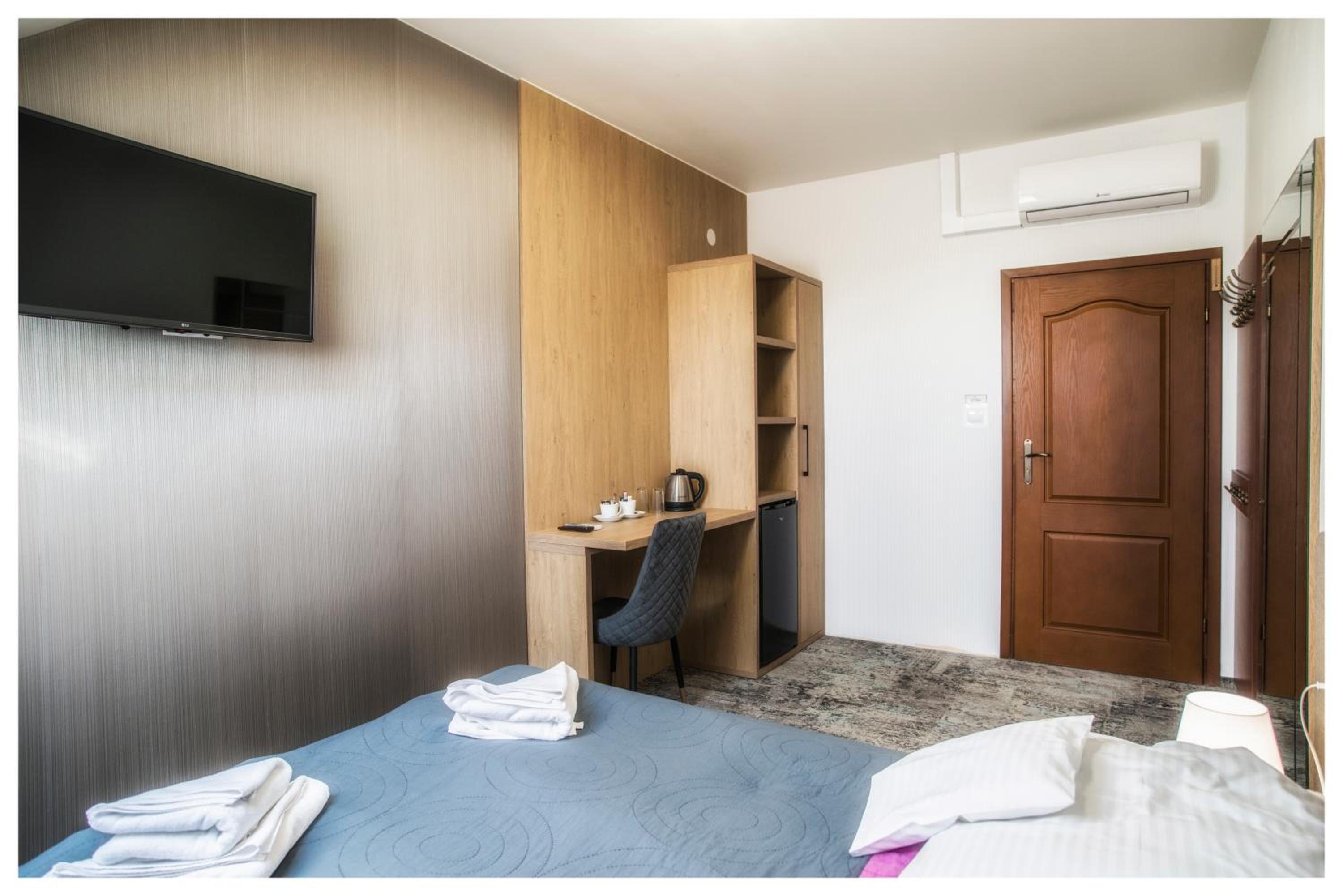 Double Room with Private External Bathroom photo 2