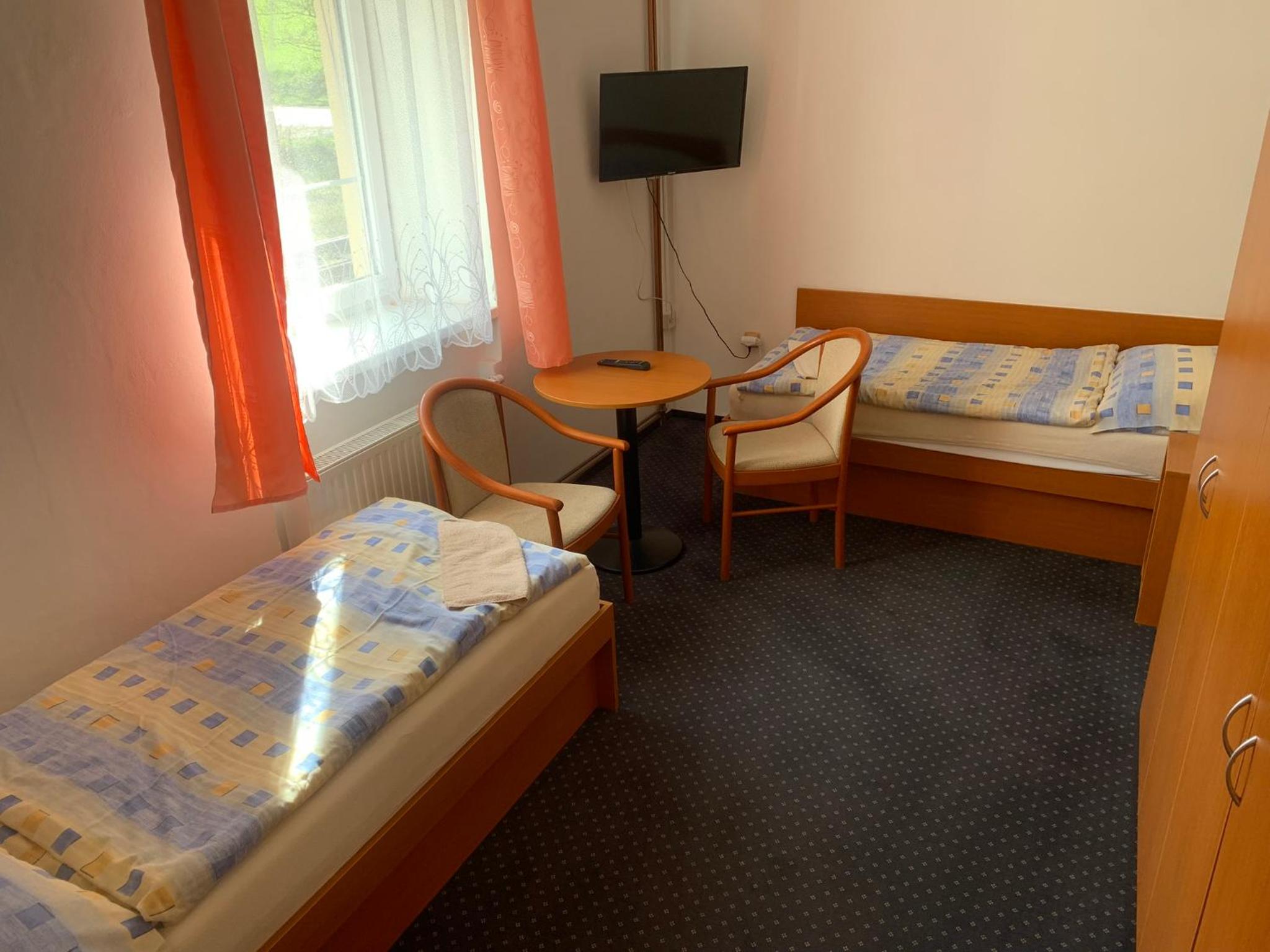 Economy Twin Room - Photo 3