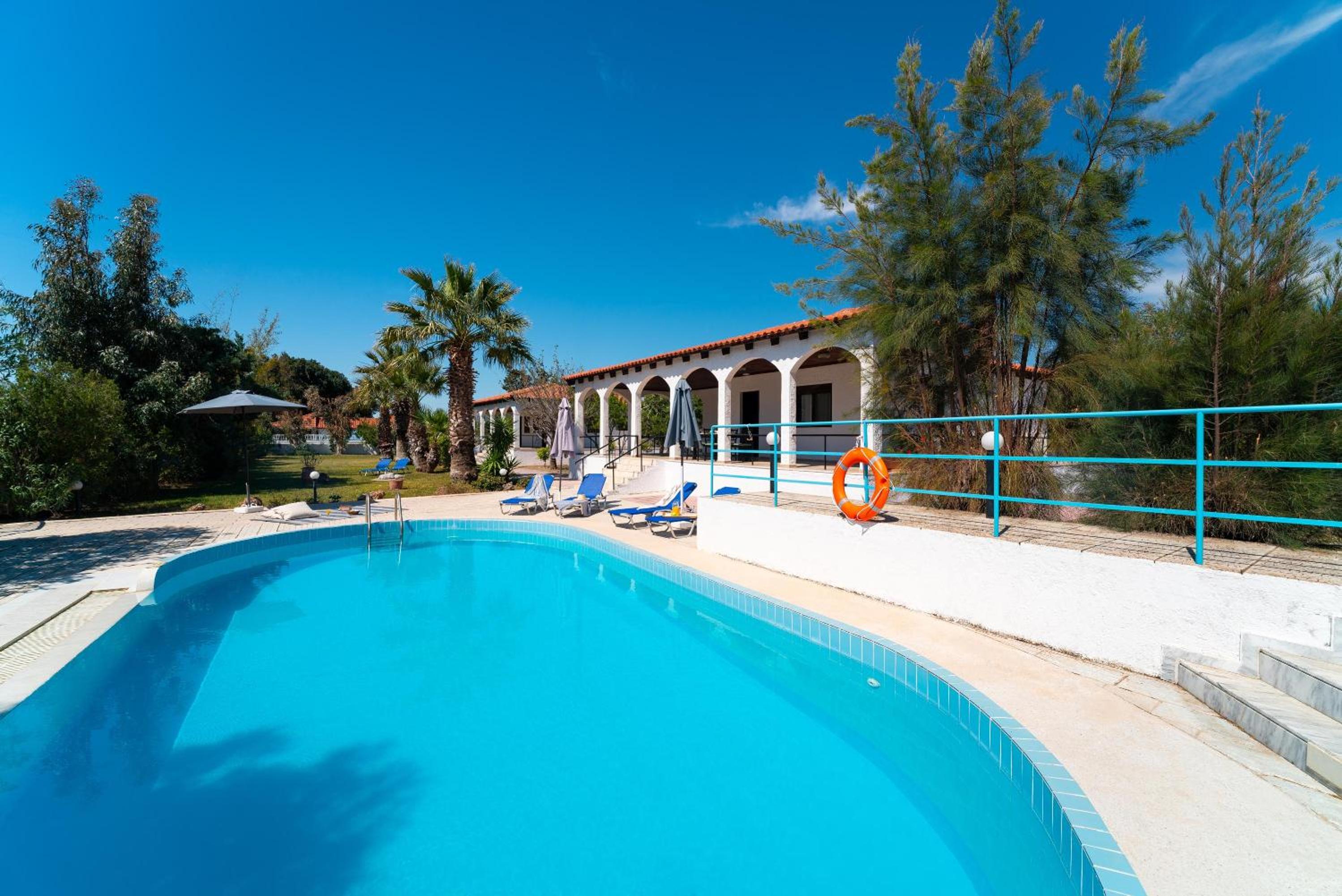  Family House with Pool Access photo 2