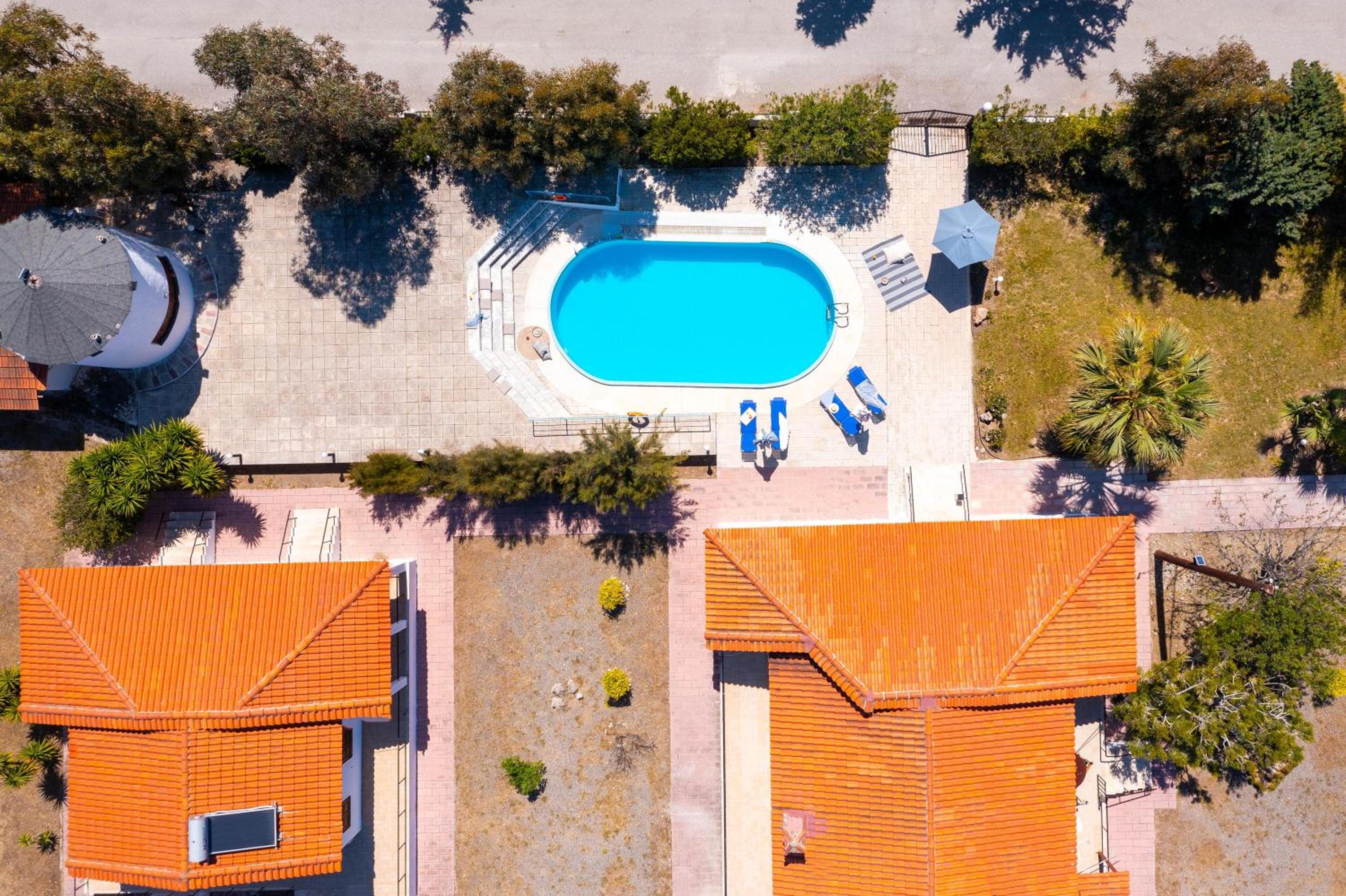  Family House with Pool Access photo 3
