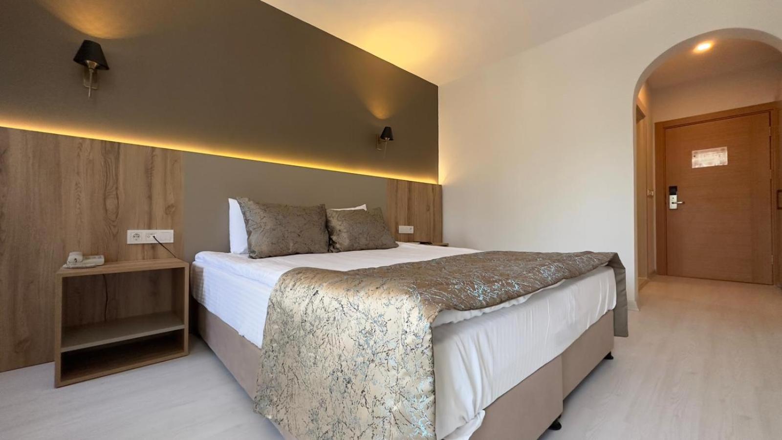 Double or Twin Room - Photo 12