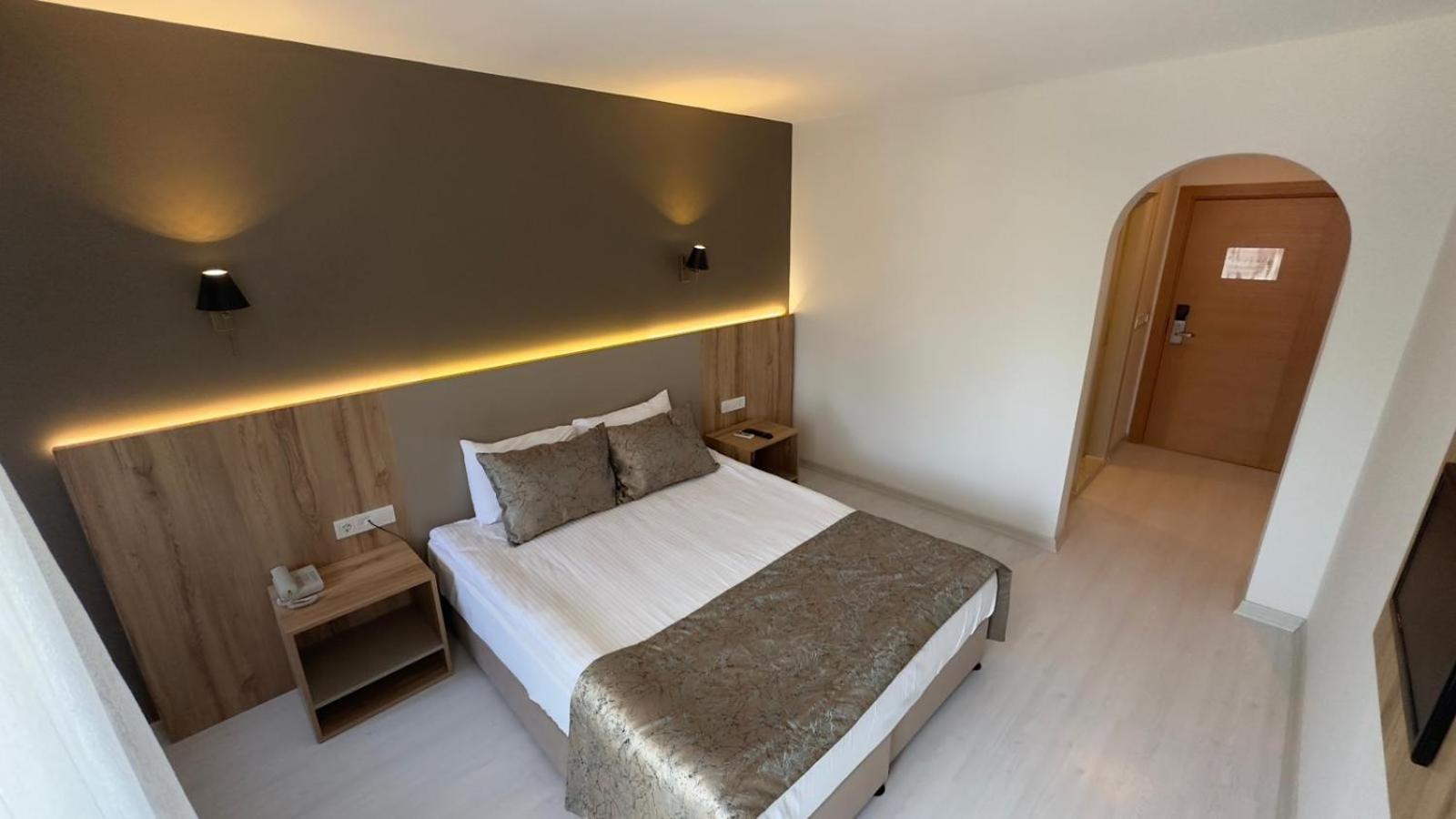 Double or Twin Room - Photo 13