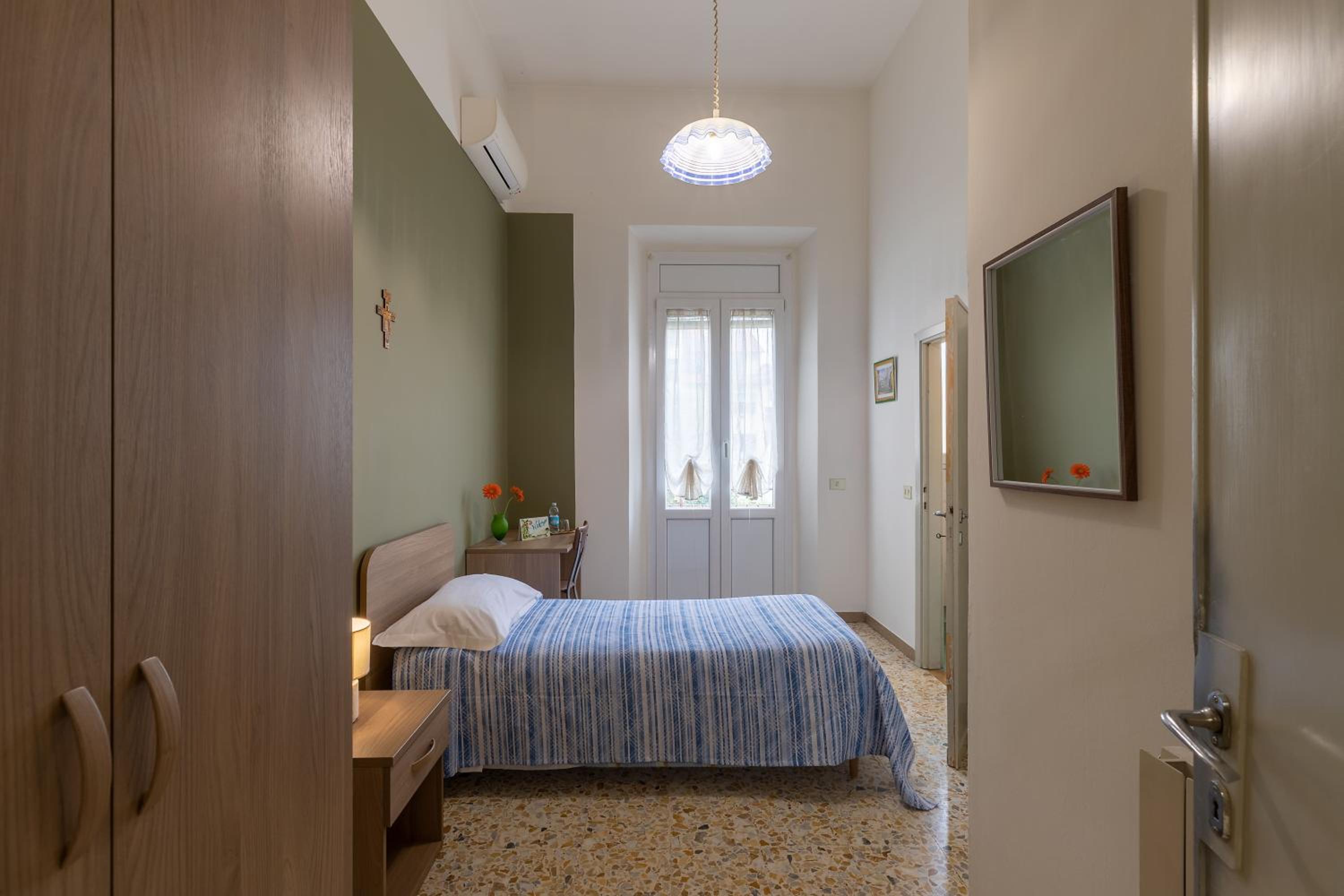 Single Room with Bath photo 3