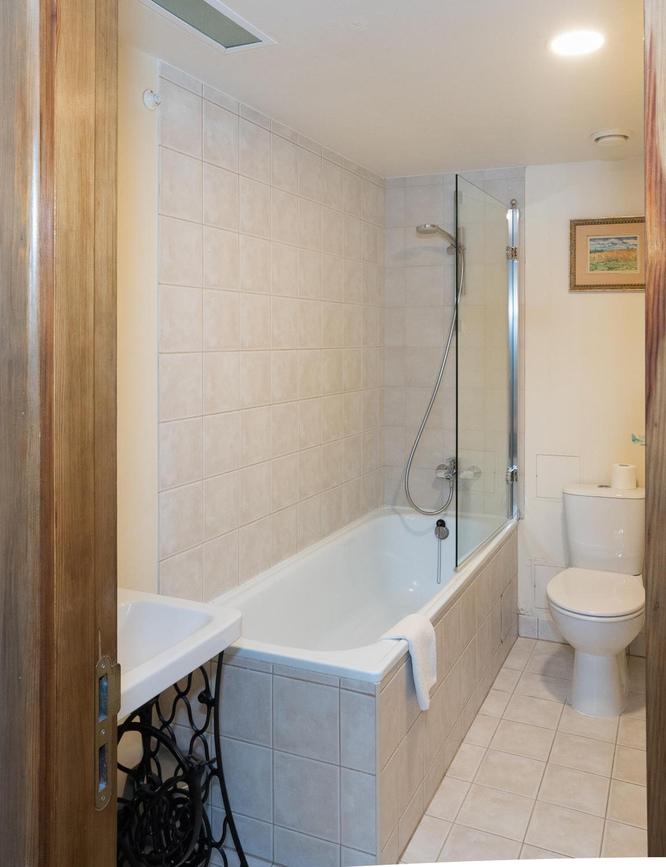 Standard Double or Twin Room - Photo 11