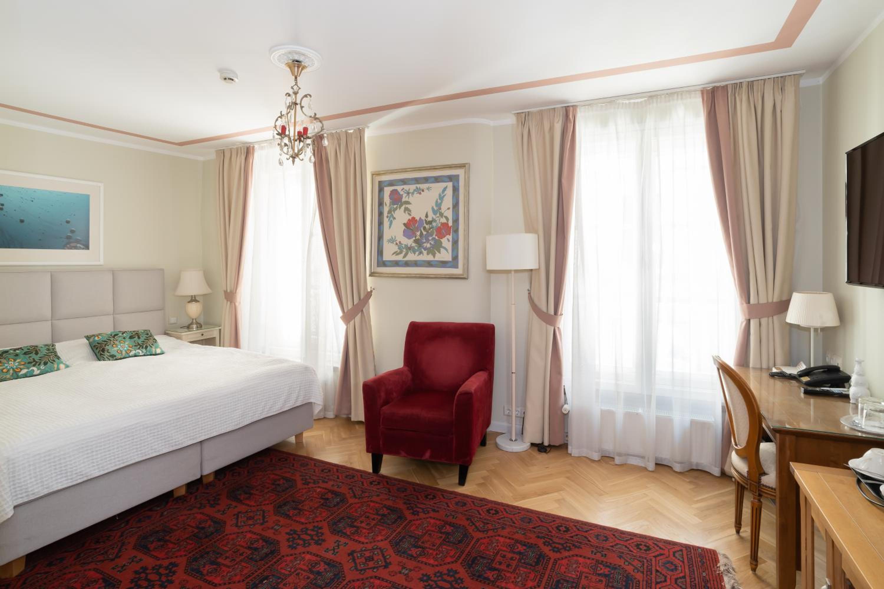 Standard Double or Twin Room - Photo 8
