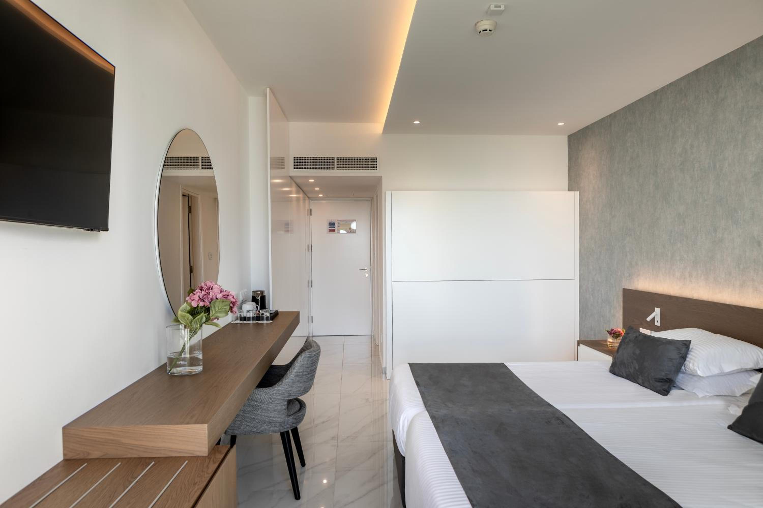 Family Room (2 Adults + 2 Children up to 11.99 years old)