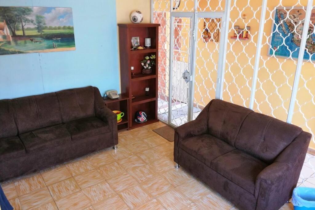 Five-Bedroom House photo 2