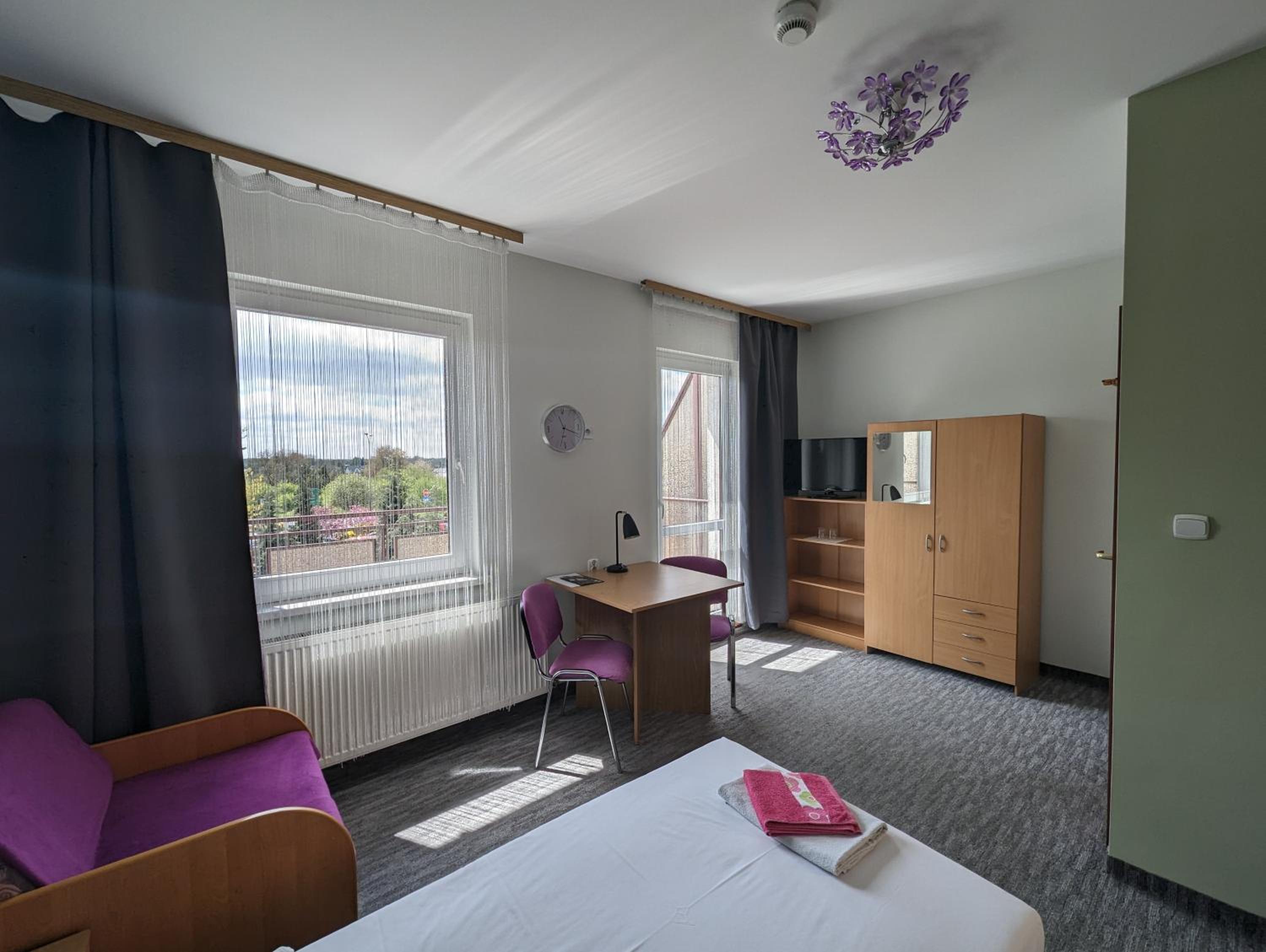 Twin Room with Balcony - Photo 2