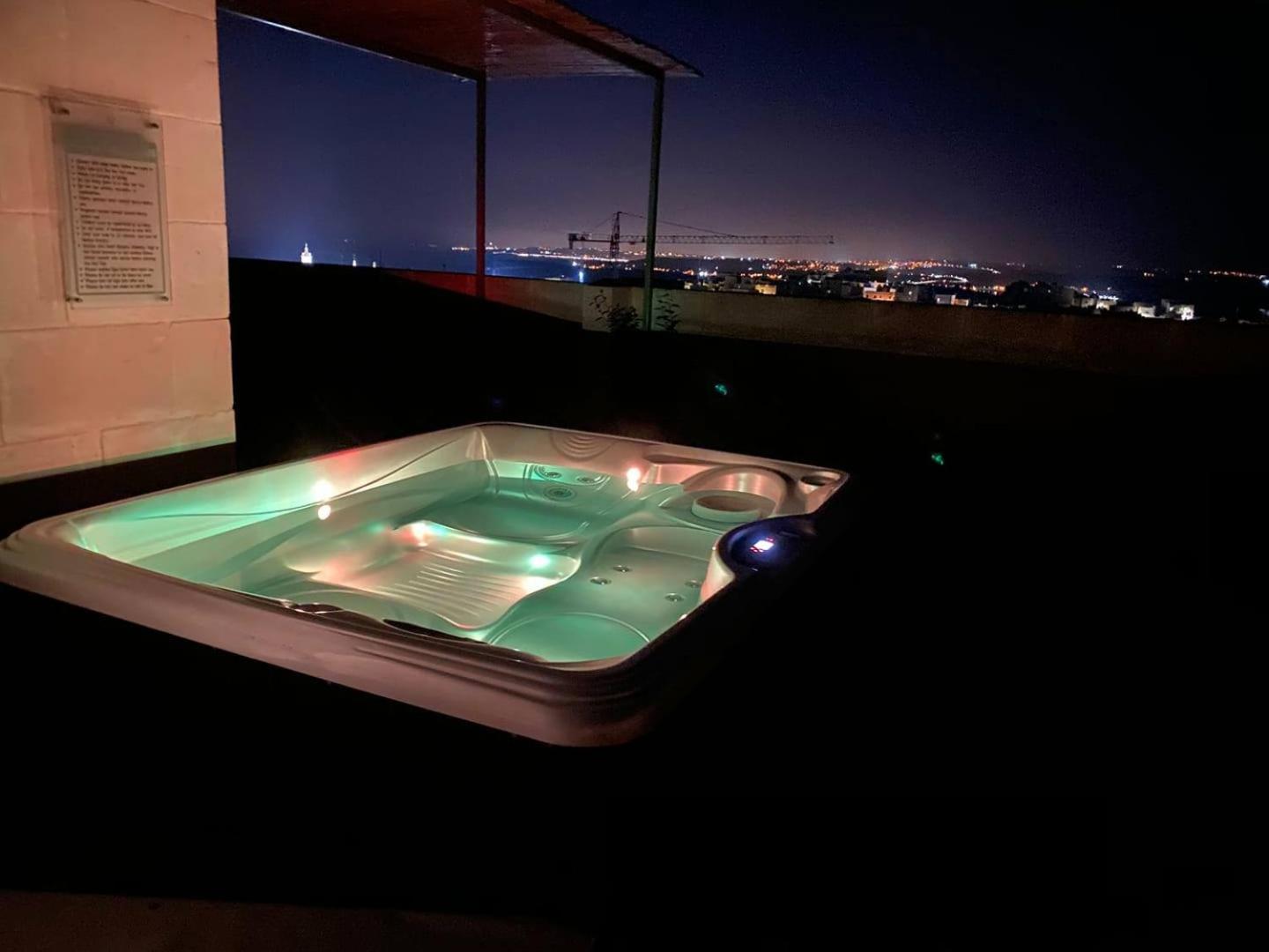 Suite with Hot Tub photo 2
