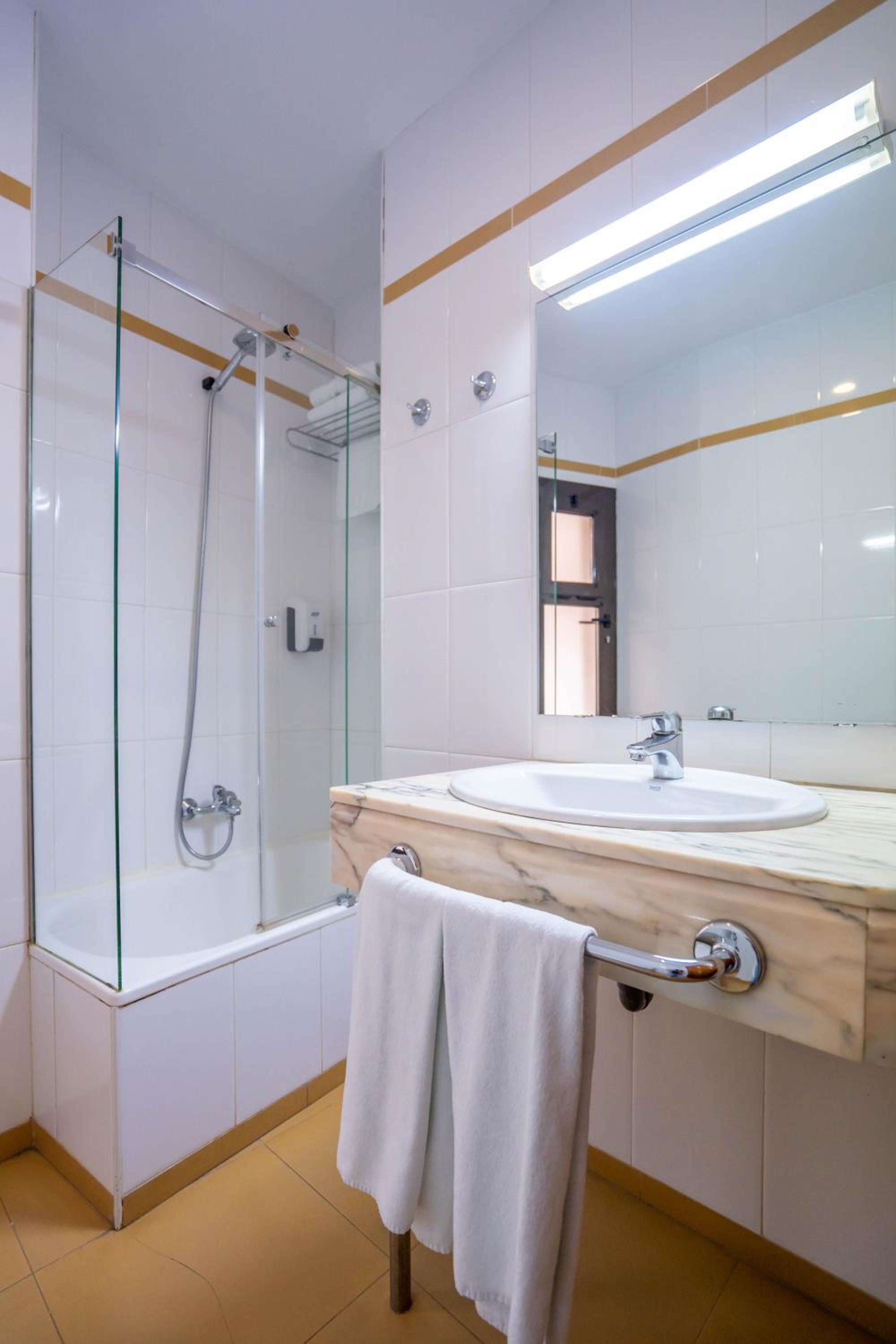 Double or Twin Room - Photo 8