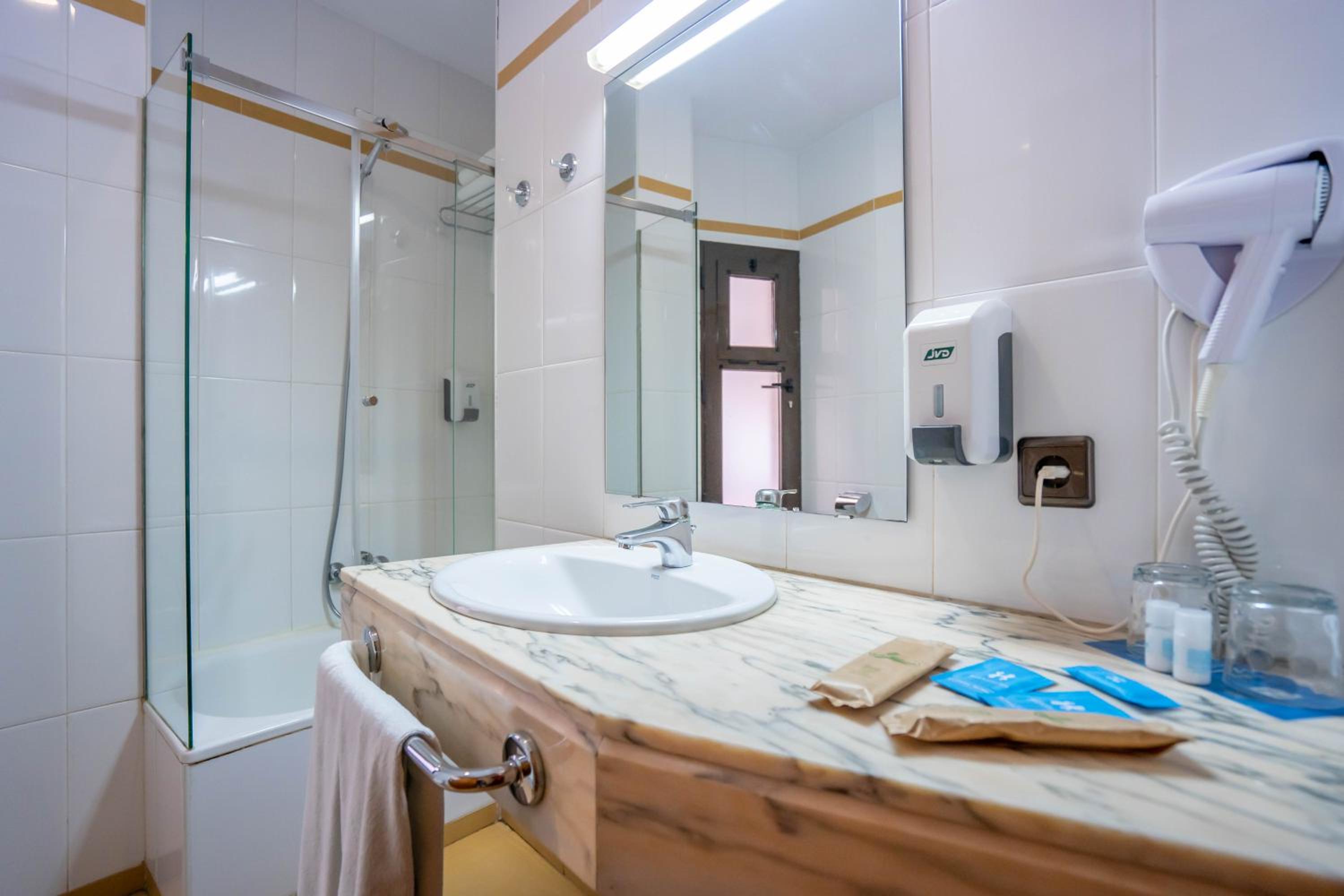 Double or Twin Room - Photo 10