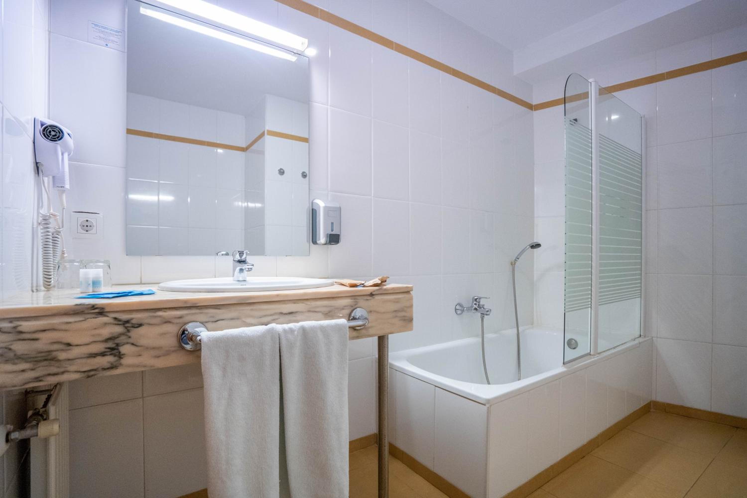 Double or Twin Room - Photo 11