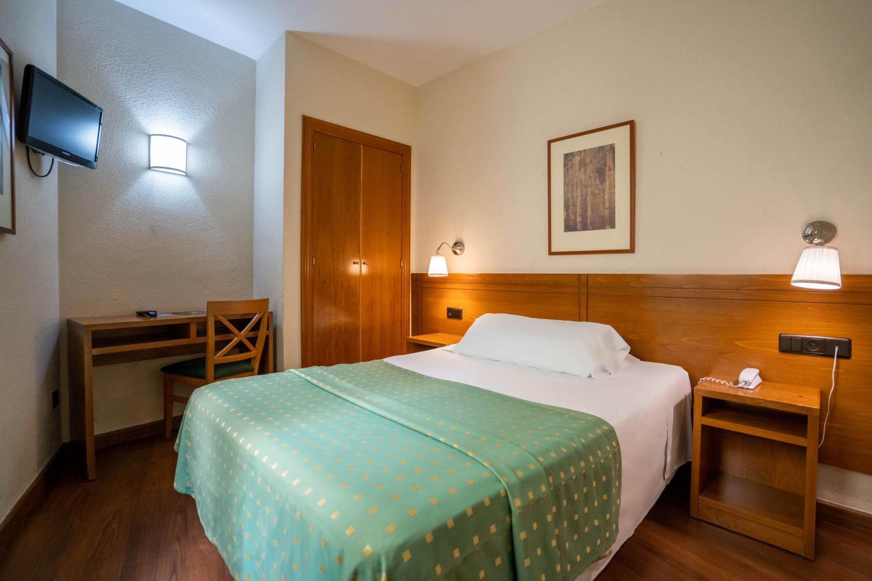 Double or Twin Room - Photo 16