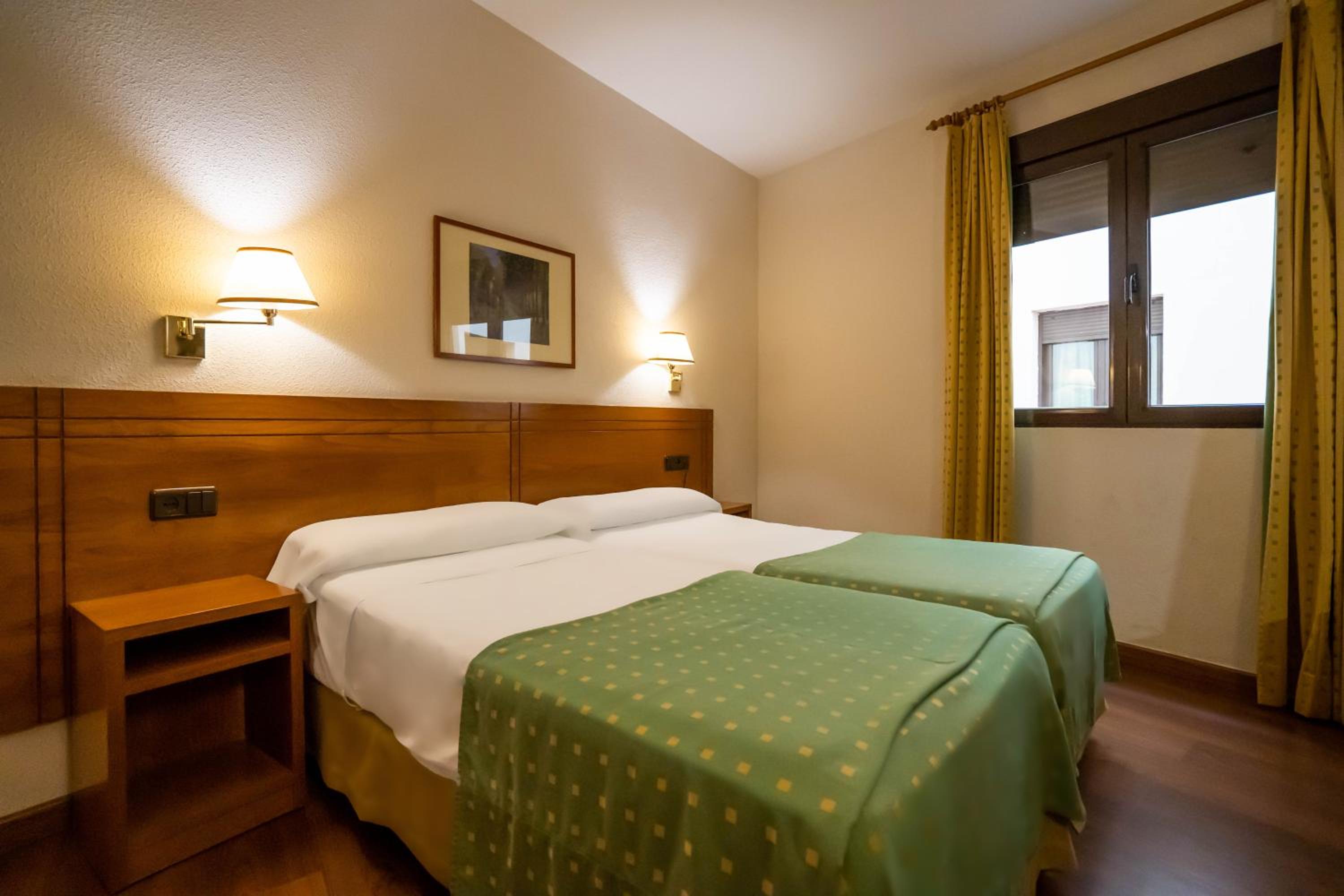 Double or Twin Room - Photo 9
