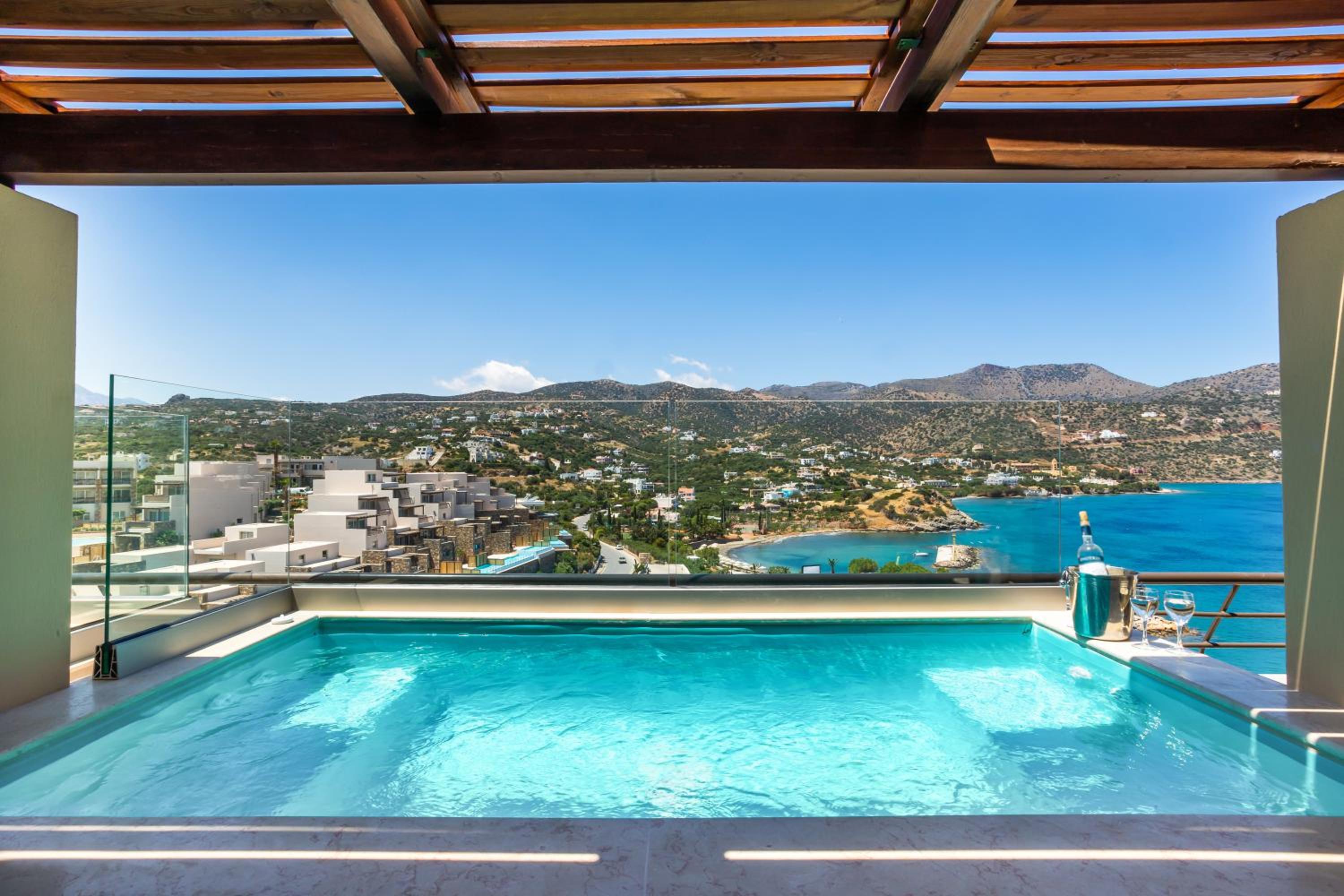 Deluxe Suite with Sea View and Plunge Pool thumbnail 5