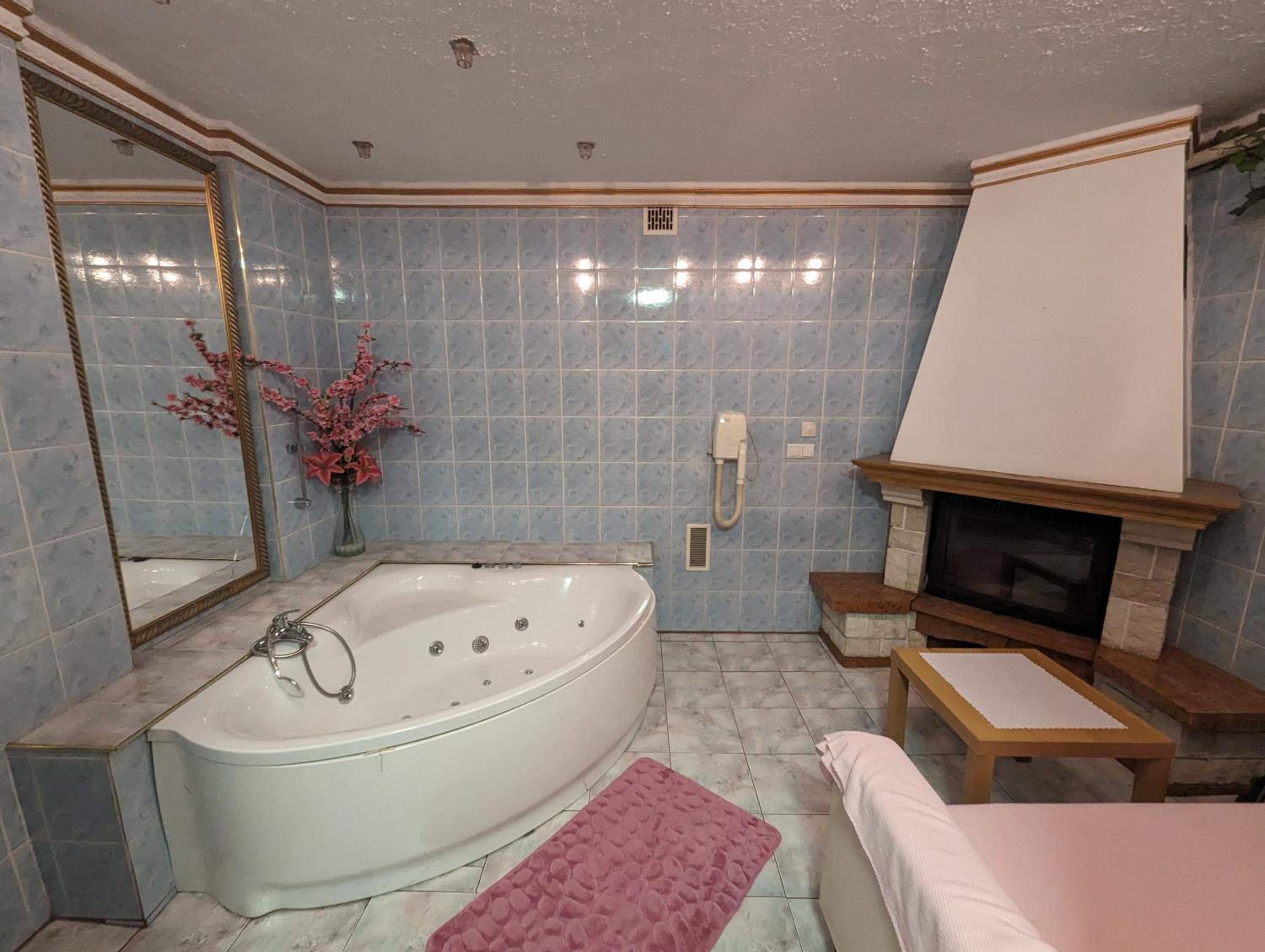 Double Room with Spa Bath - Photo 2