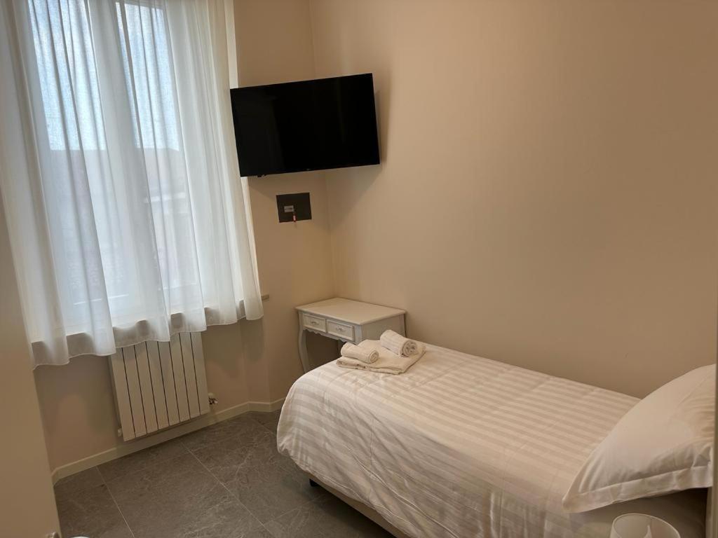 Single Room with Private Bathroom photo 2