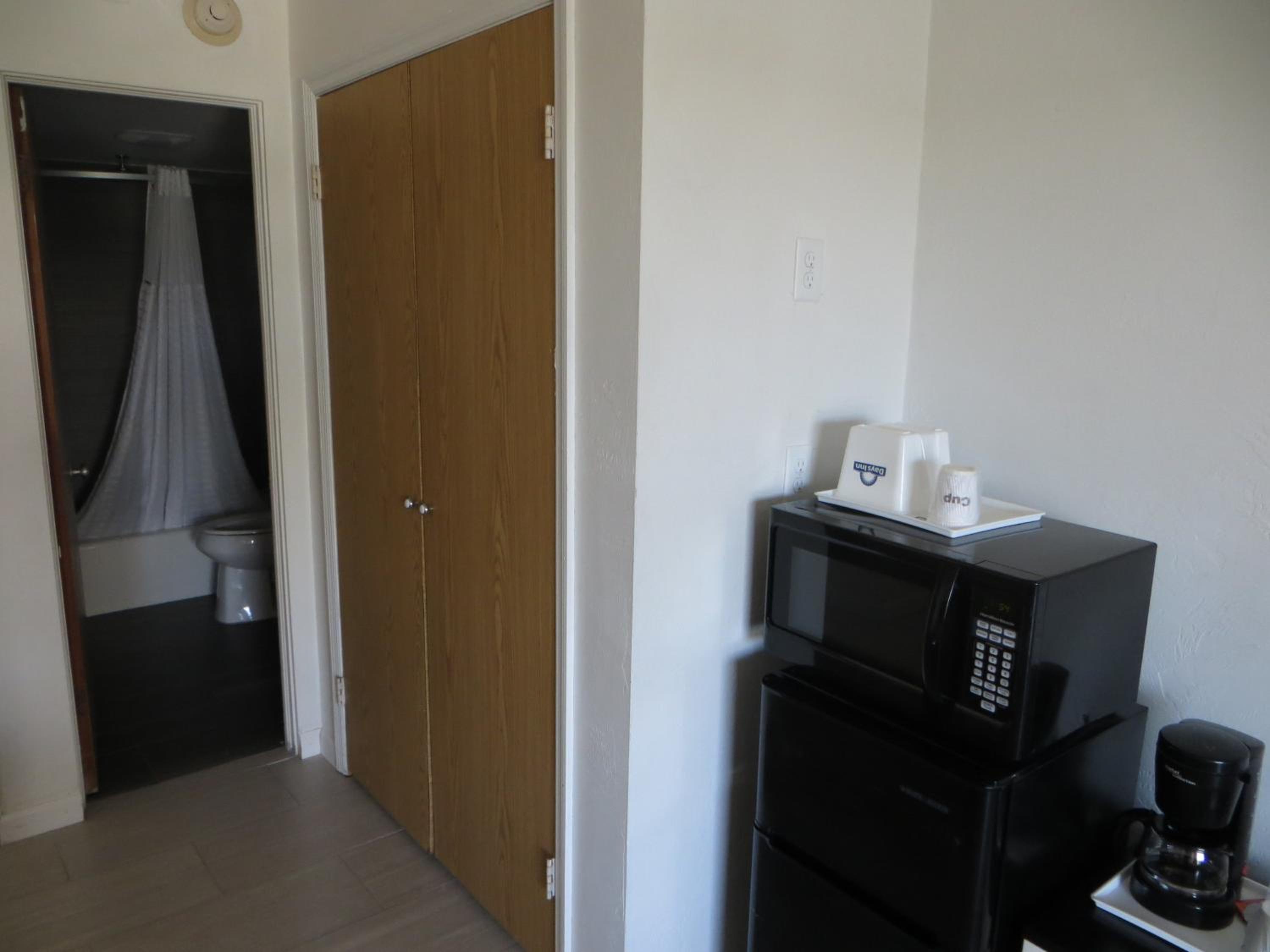 Deluxe Queen Room with Two Queen Beds and Partial View - Non-Smoking - Photo 1
