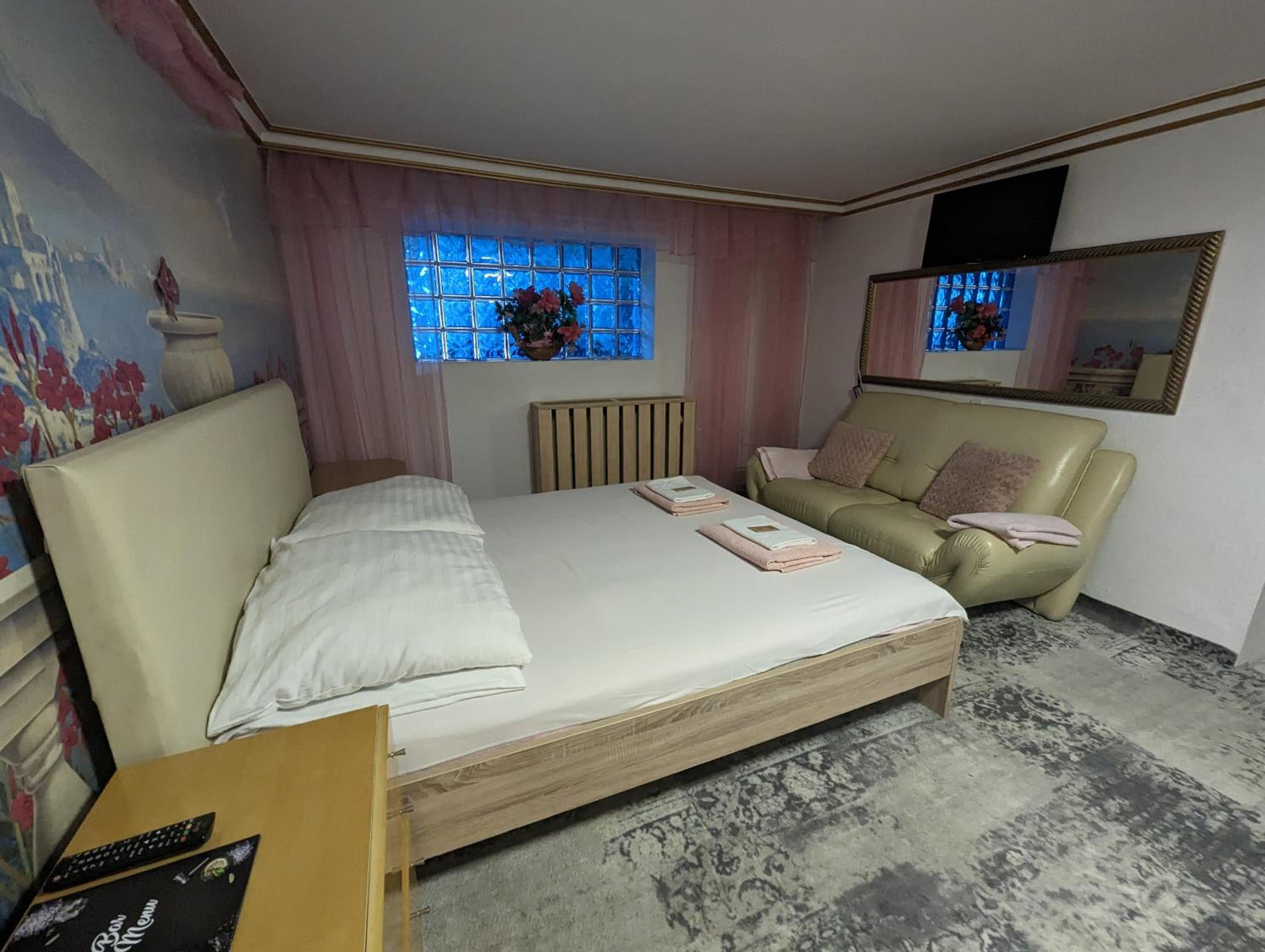 Double Room with Spa Bath - Photo 1