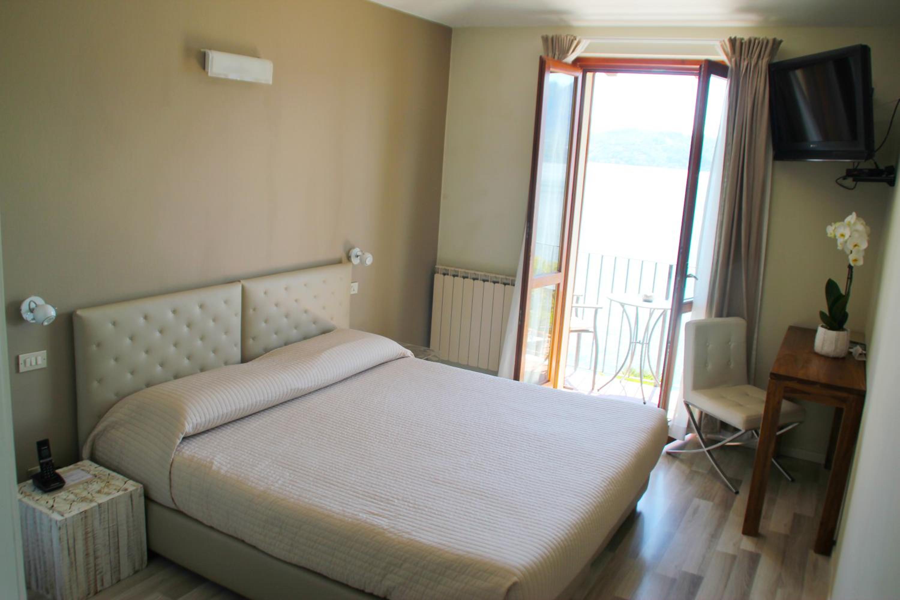 Standard Double Room with Balcony and Lake View