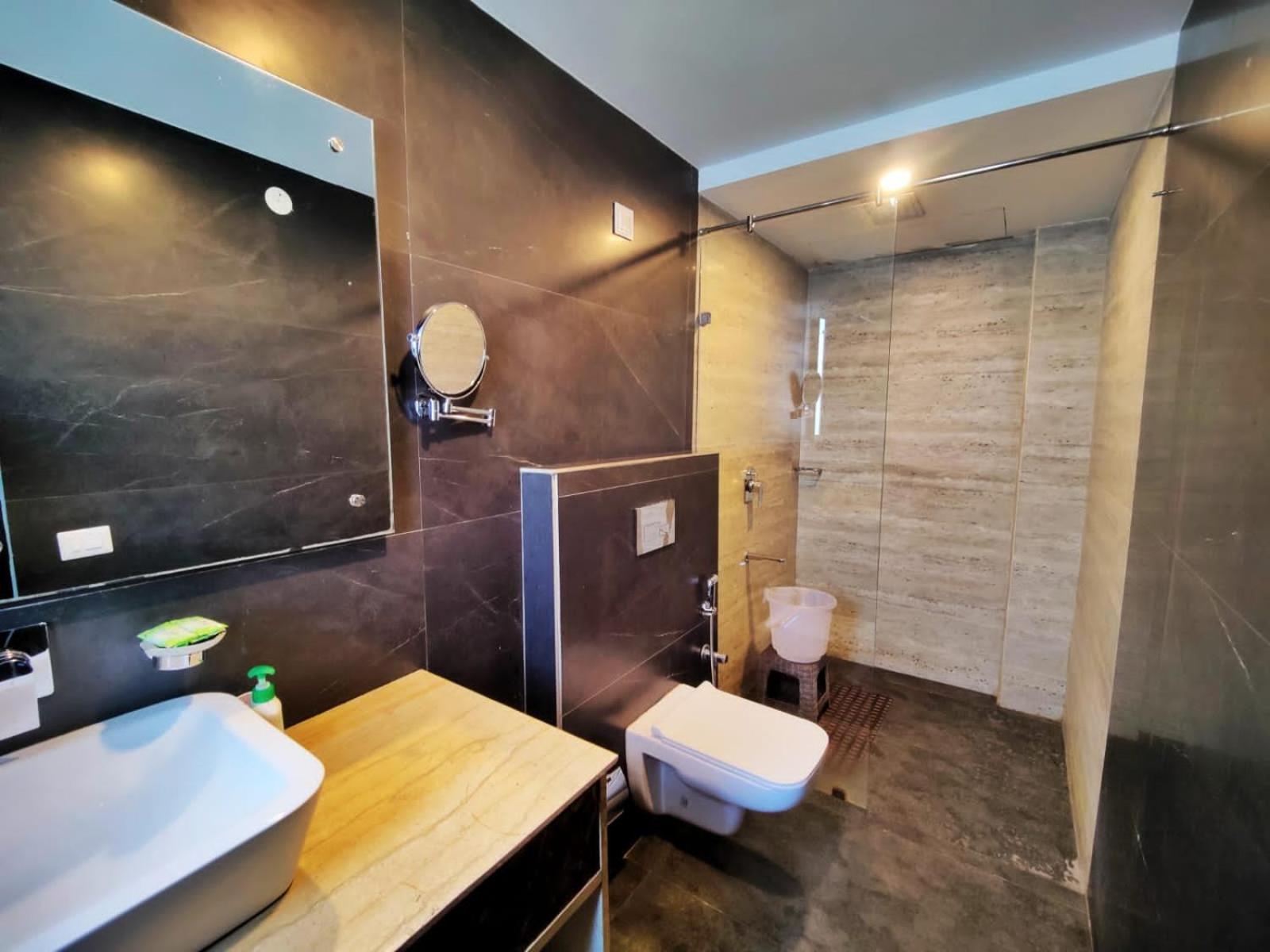 King Room with Balcony - Photo 9