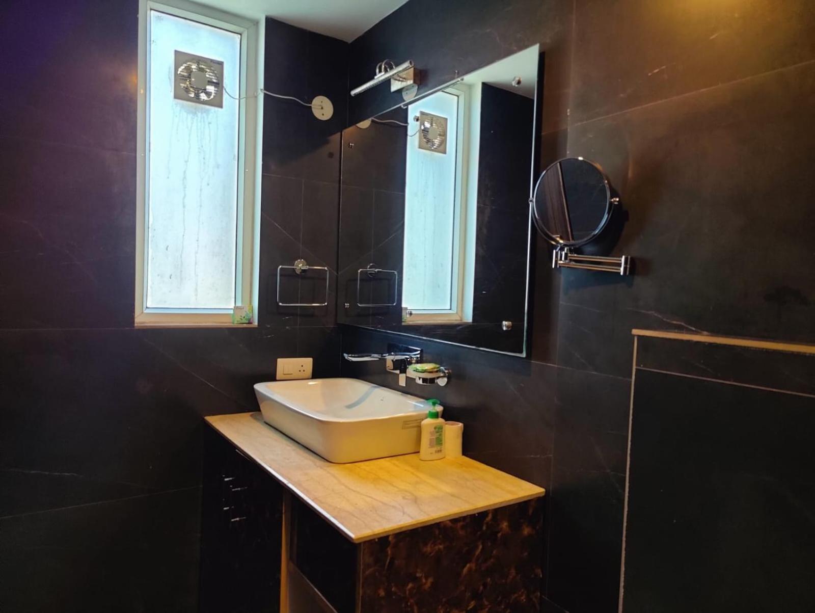 King Room with Balcony - Photo 10