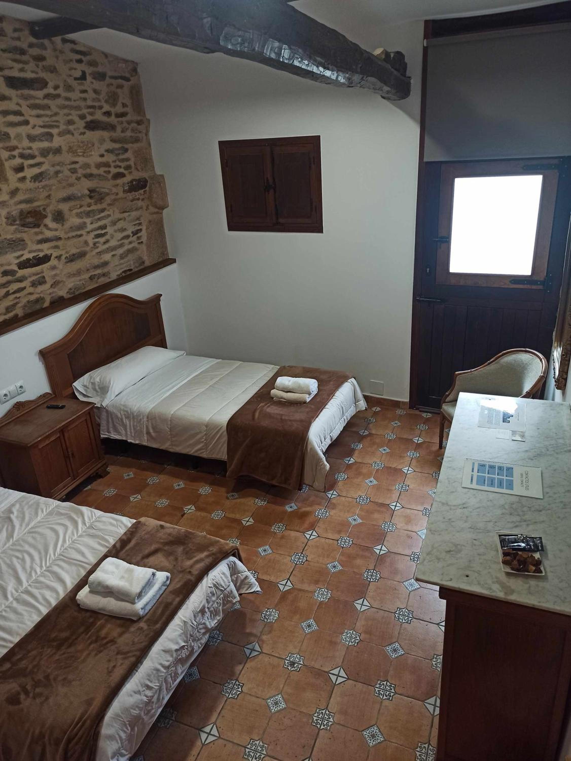 Double Room with Private Bathroom - Photo 2