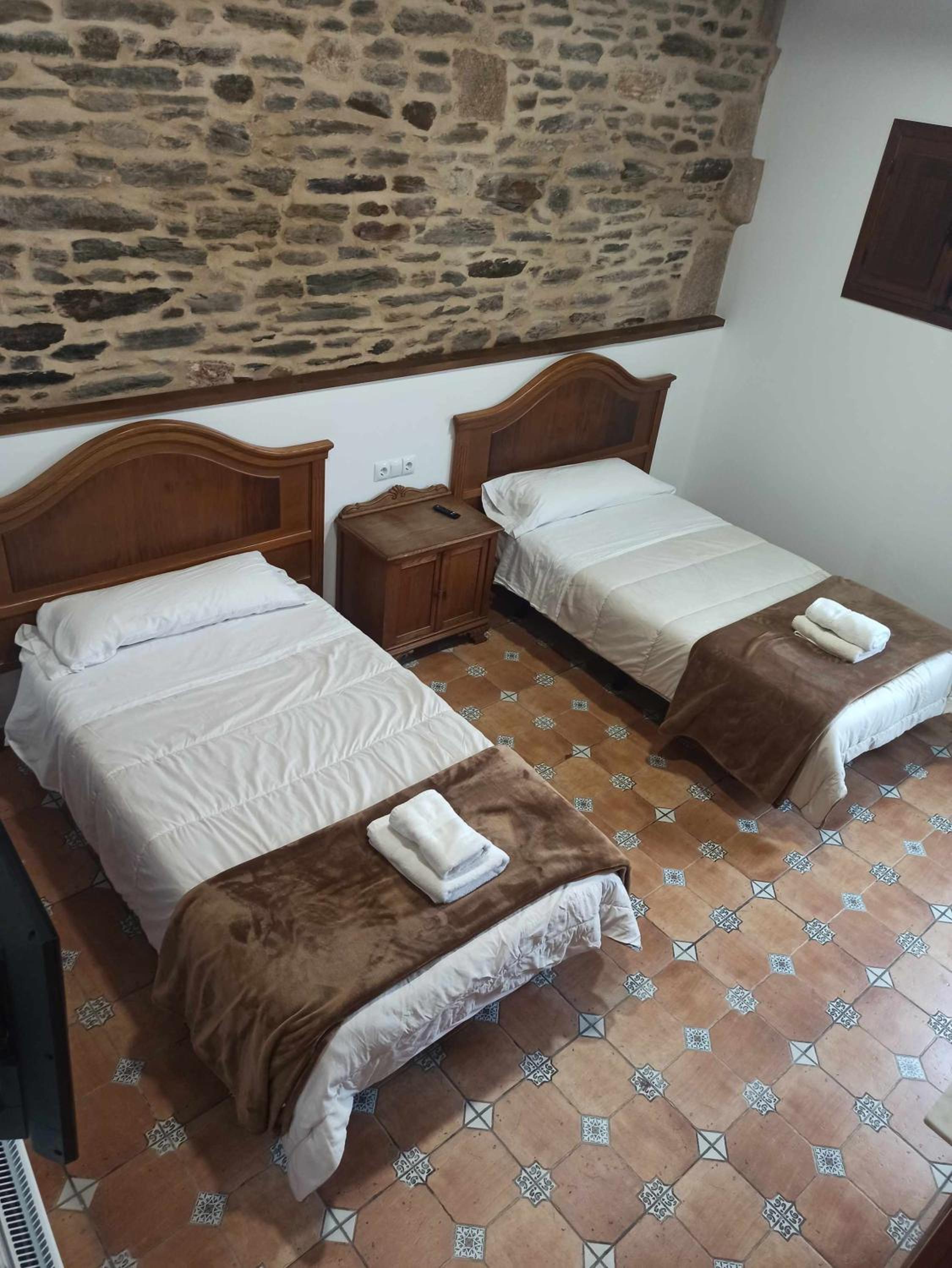 Double Room with Private Bathroom - Photo 6