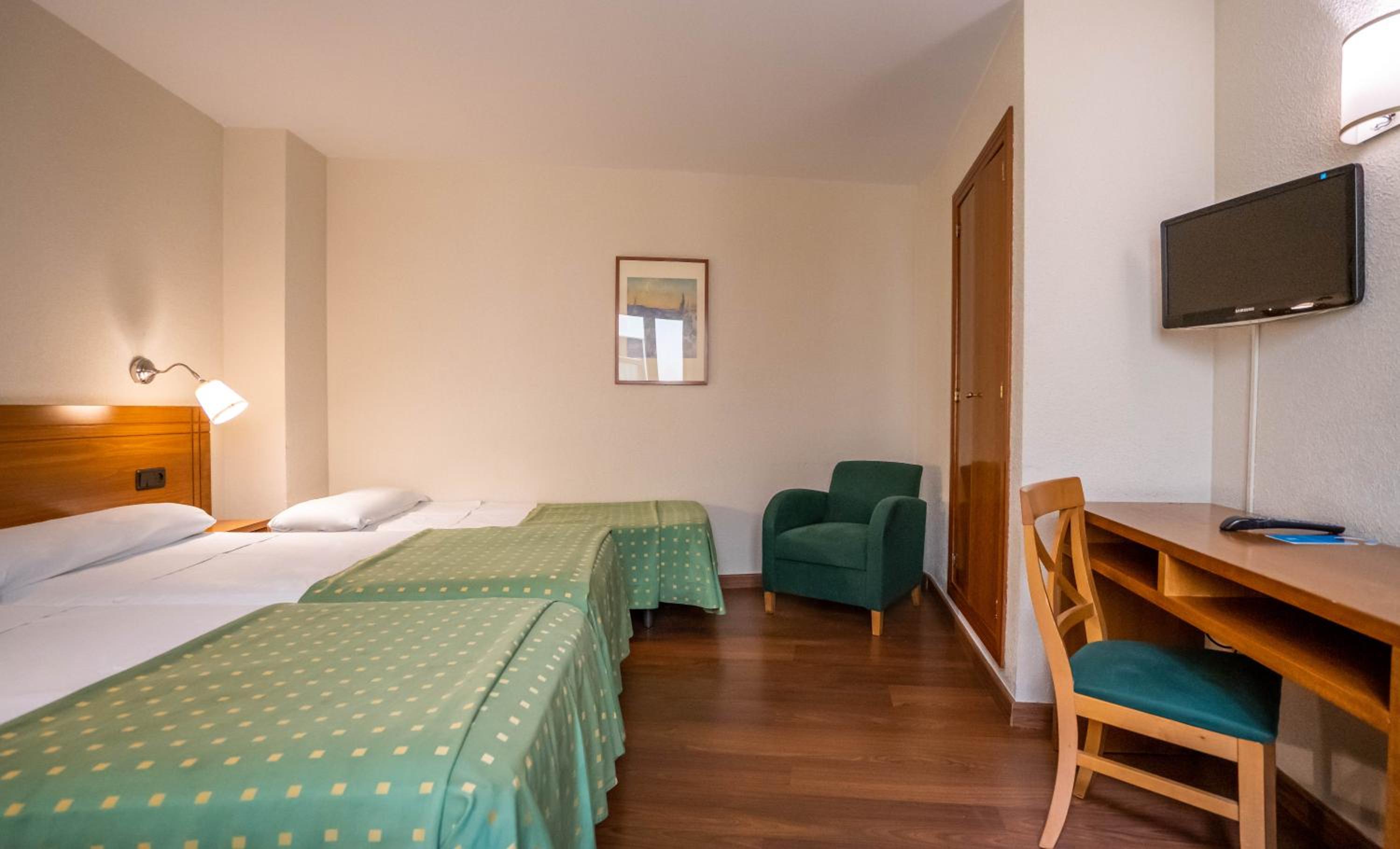 Double Room with two Extra Beds photo 3