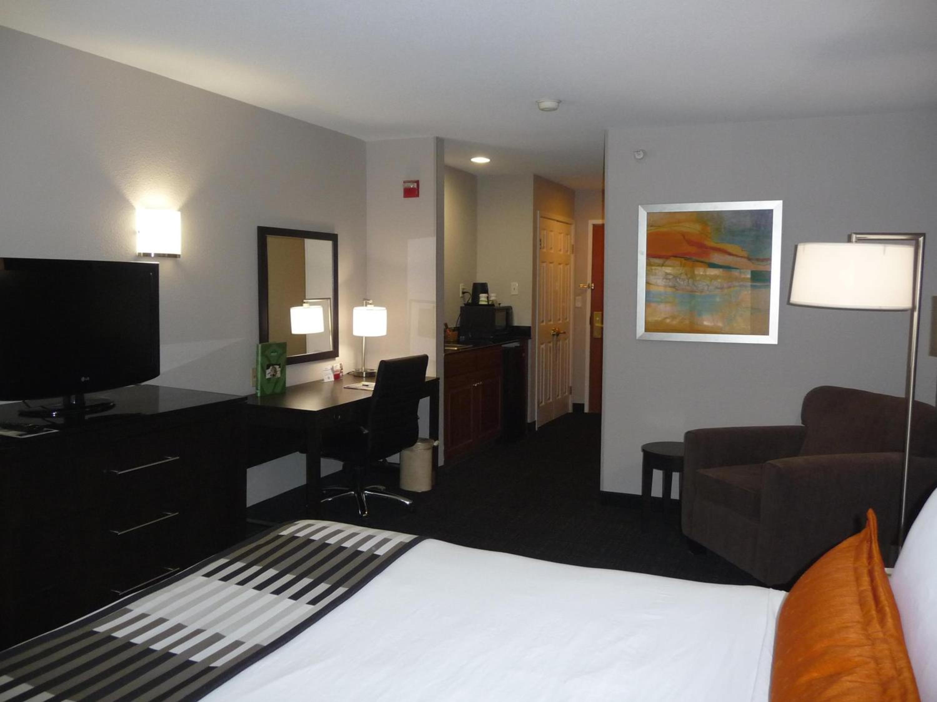 King Studio Suite - Non-Smoking - Photo 6