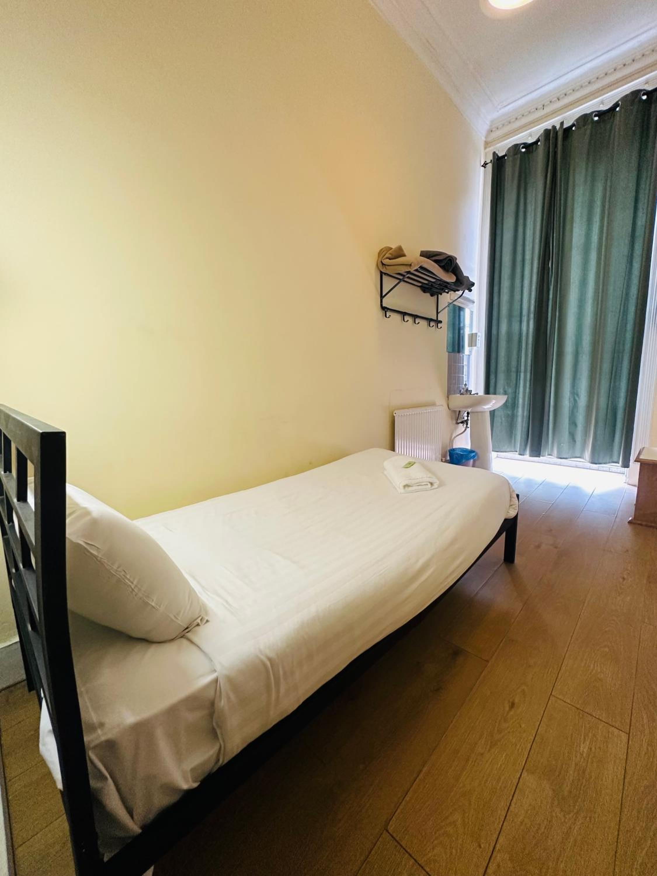 Single Room - Basic photo 3