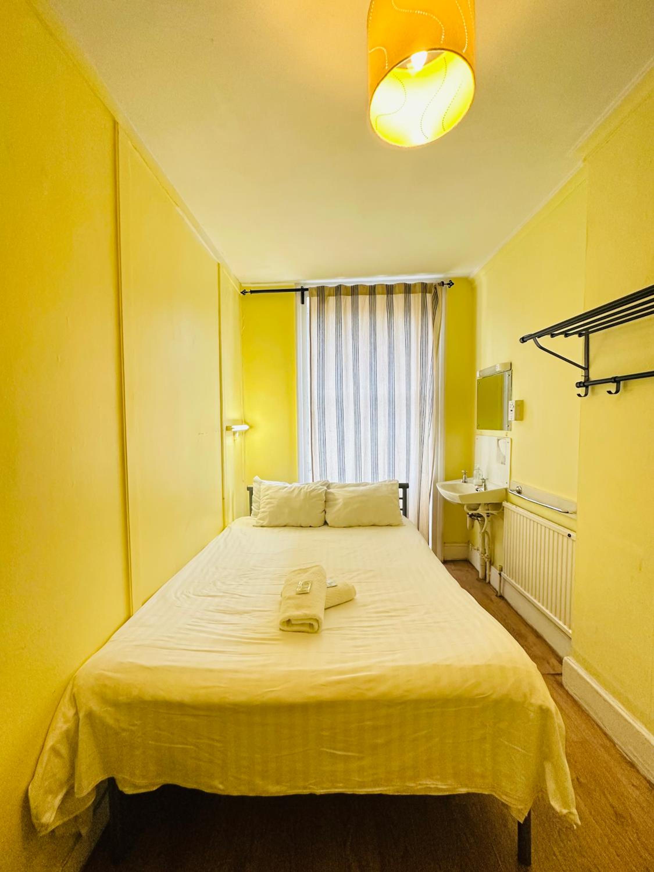 Basic Double Room with Shared Bathroom photo 1