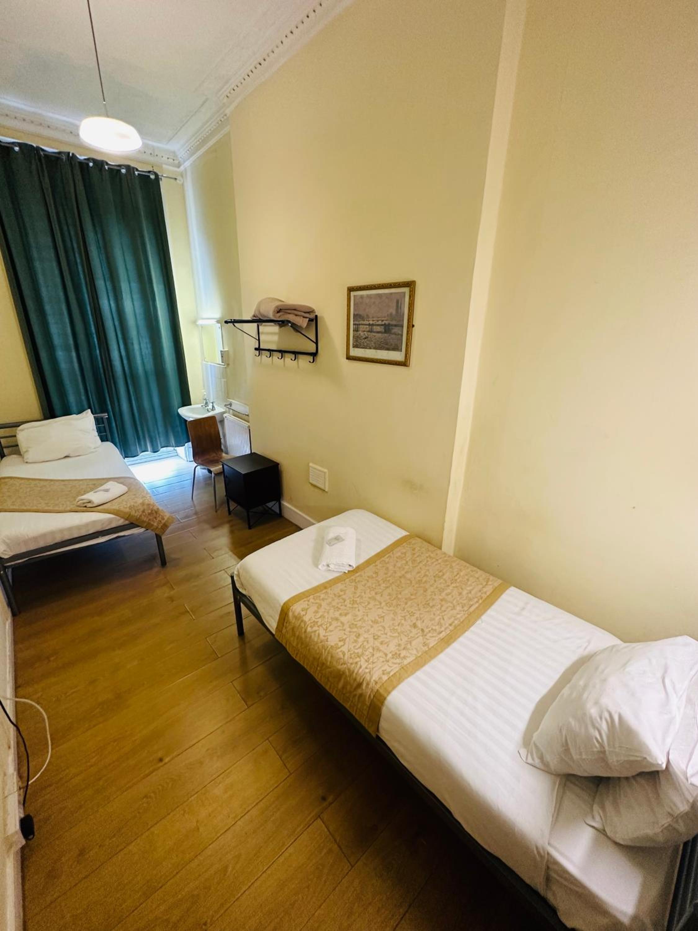 Basic Twin Room with Shared Bathroom photo 2