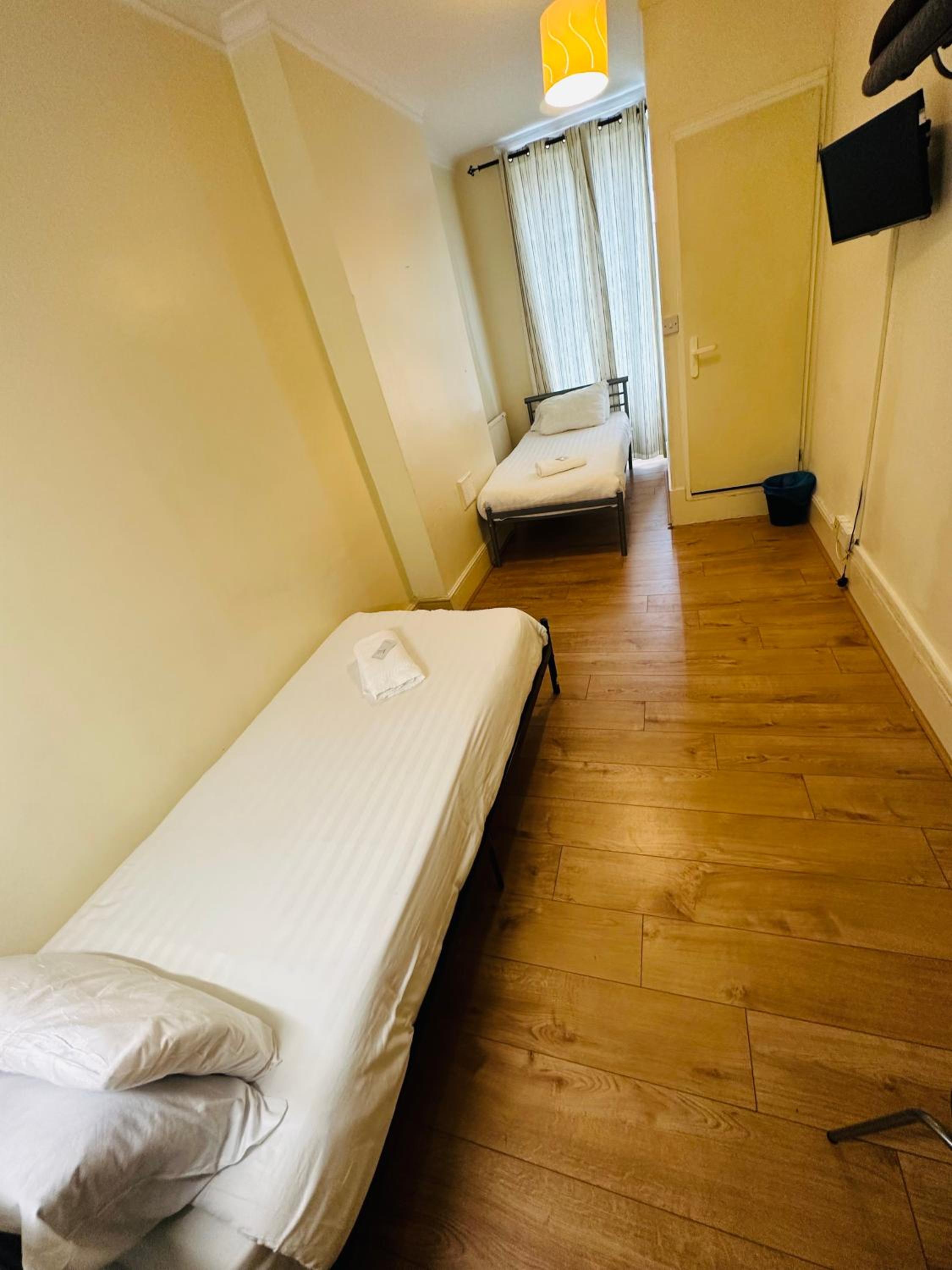 Basic Twin Room with Shared Bathroom photo 1