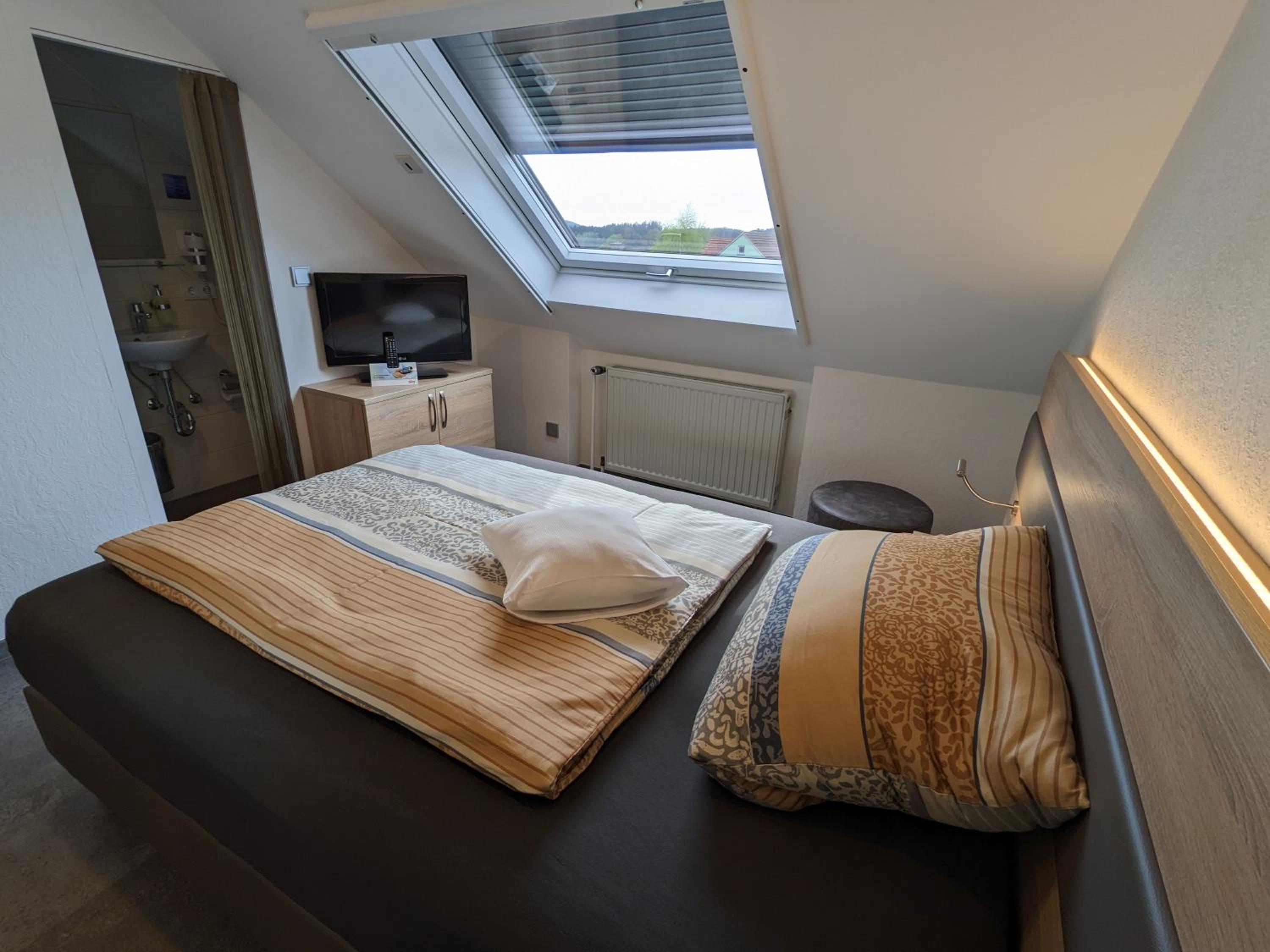 Small Double Room - Photo 7